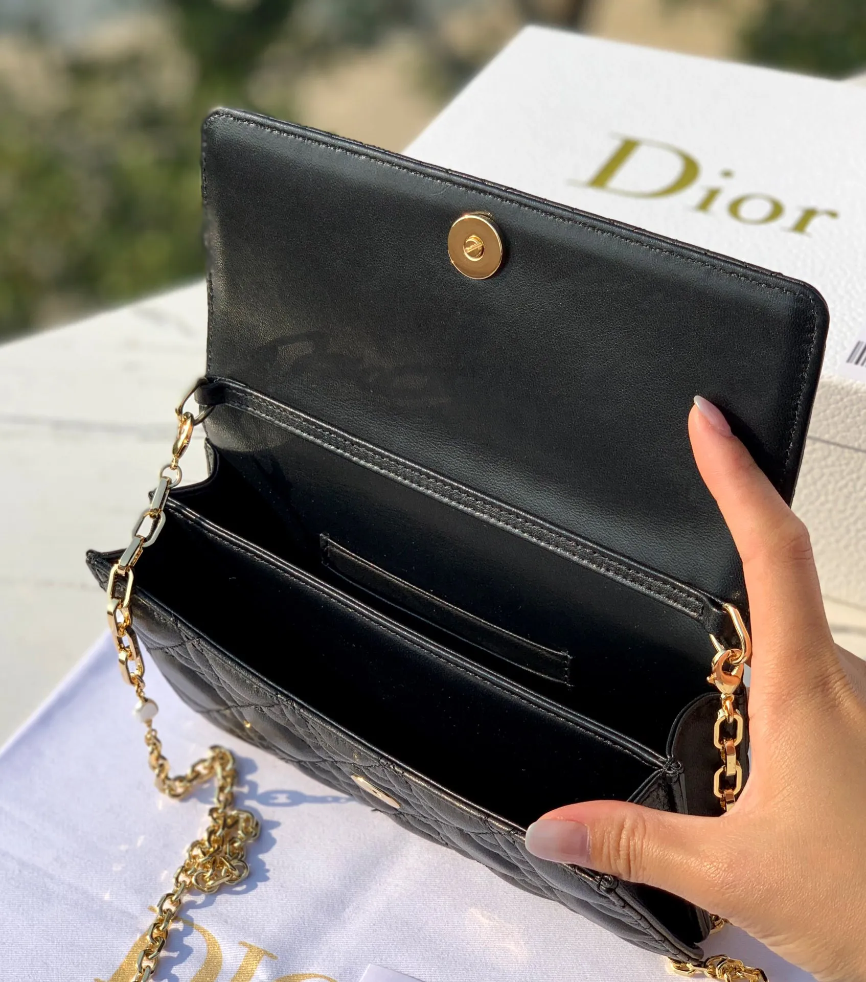 ❗️❗️❗️Free shipping with SF Express for year-end event❗️❗️❗️💰1760 Size 21✖️11.5✖️4.5cm Lady Dior’s new early spring clutch bag, popular all over the country, currently over-the-counter orders take 2-3 months, Hong Kong trading company imports soft lambskin material , soft and delicate, the chain decorated with pearls is more exquisite, the real thing is so beautiful, 🉑️Hand-carry or cross-body, multiple carrying methods, elegant temperament can be grasped