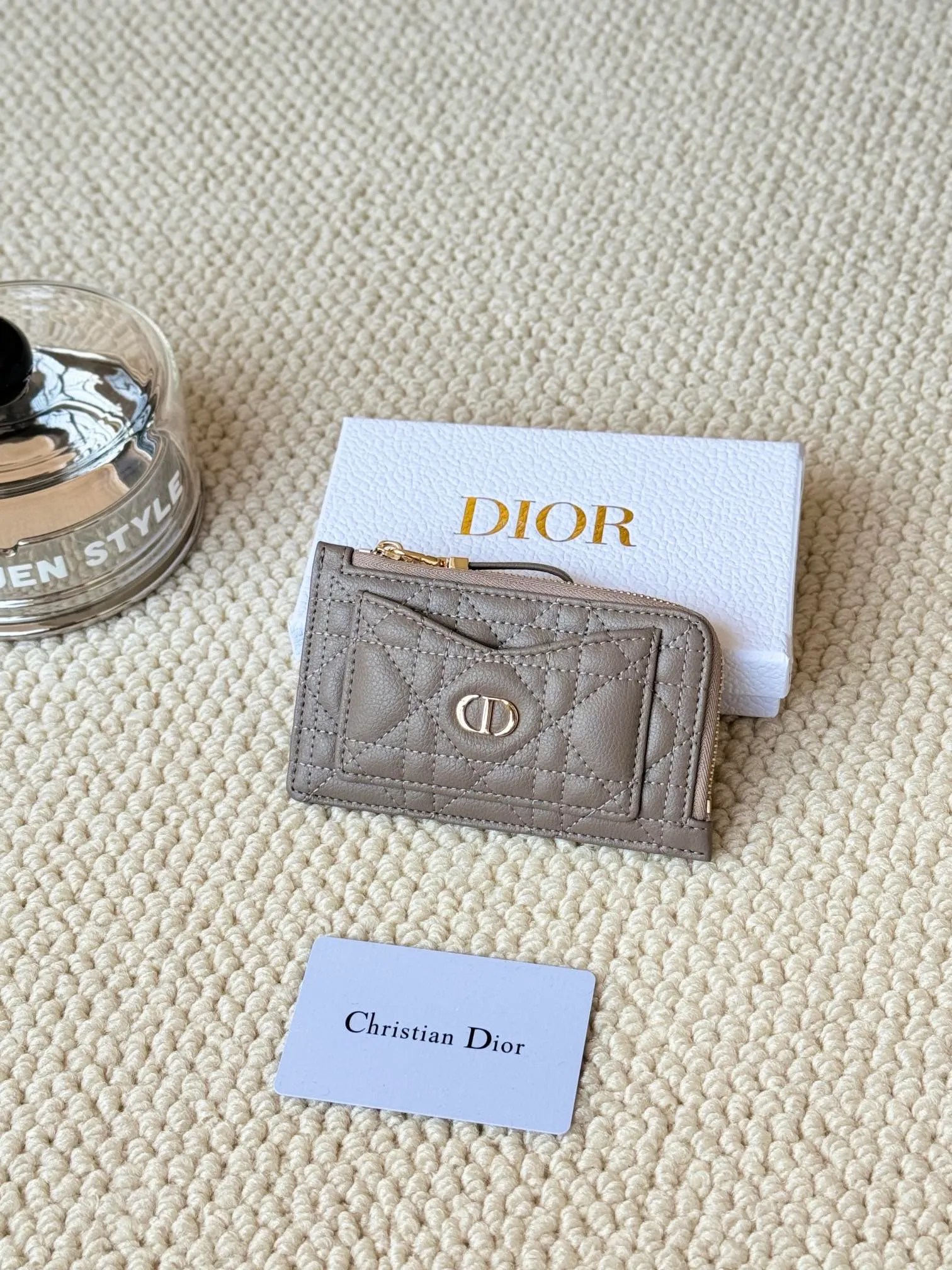 💰150Lady Dior card holder. Sand color wallet bought to fit into a waste bag. L-shaped opening, seven-zipper card holder. No.: S5131. There are too many front patch pockets to hold cards. The banknotes need to be folded at 40% off. It can hold 30% off but it has a zipper. The size is 13.5*8.5*1.5 cm. The Dior card holder meets my various needs. Compared with other styles, it is thin, compact and has a large capacity. There is no conspicuous big LOGO, it will not scratch when placed in the bag, and it is relatively low-key and classic. There is a special place for access control cards, so you don’t need to mix them with bank cards. When I used to swipe access control cards, I couldn’t swipe them because there were too many cards, so I had to take out the access control cards separately. There is a zipper, so you don't have to worry about putting important things out, and the zipper is half-open, so it's more convenient to put things in and take things out than having only one side.