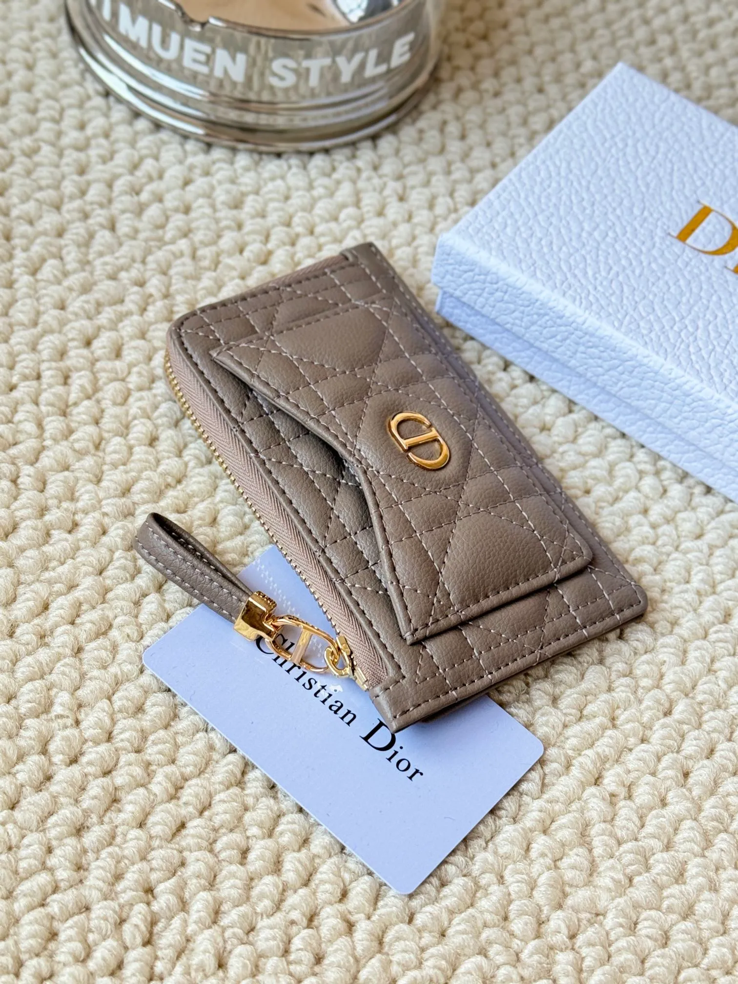 💰150Lady Dior card holder. Sand color wallet bought to fit into a waste bag. L-shaped opening, seven-zipper card holder. No.: S5131. There are too many front patch pockets to hold cards. The banknotes need to be folded at 40% off. It can hold 30% off but it has a zipper. The size is 13.5*8.5*1.5 cm. The Dior card holder meets my various needs. Compared with other styles, it is thin, compact and has a large capacity. There is no conspicuous big LOGO, it will not scratch when placed in the bag, and it is relatively low-key and classic. There is a special place for access control cards, so you don’t need to mix them with bank cards. When I used to swipe access control cards, I couldn’t swipe them because there were too many cards, so I had to take out the access control cards separately. There is a zipper, so you don't have to worry about putting important things out, and the zipper is half-open, so it's more convenient to put things in and take things out than having only one side.