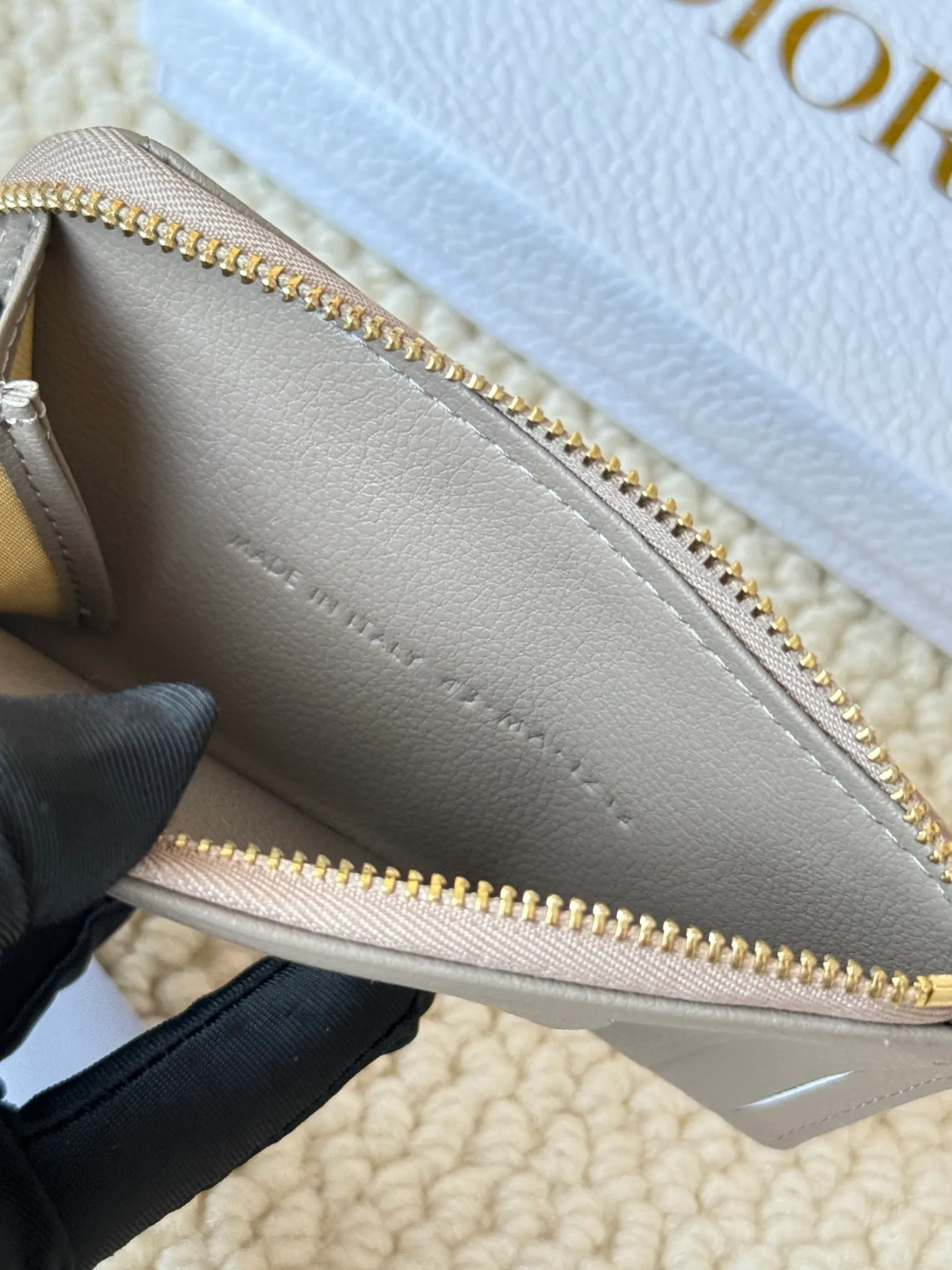 💰150Lady Dior card holder. Sand color wallet bought to fit into a waste bag. L-shaped opening, seven-zipper card holder. No.: S5131. There are too many front patch pockets to hold cards. The banknotes need to be folded at 40% off. It can hold 30% off but it has a zipper. The size is 13.5*8.5*1.5 cm. The Dior card holder meets my various needs. Compared with other styles, it is thin, compact and has a large capacity. There is no conspicuous big LOGO, it will not scratch when placed in the bag, and it is relatively low-key and classic. There is a special place for access control cards, so you don’t need to mix them with bank cards. When I used to swipe access control cards, I couldn’t swipe them because there were too many cards, so I had to take out the access control cards separately. There is a zipper, so you don't have to worry about putting important things out, and the zipper is half-open, so it's more convenient to put things in and take things out than having only one side.