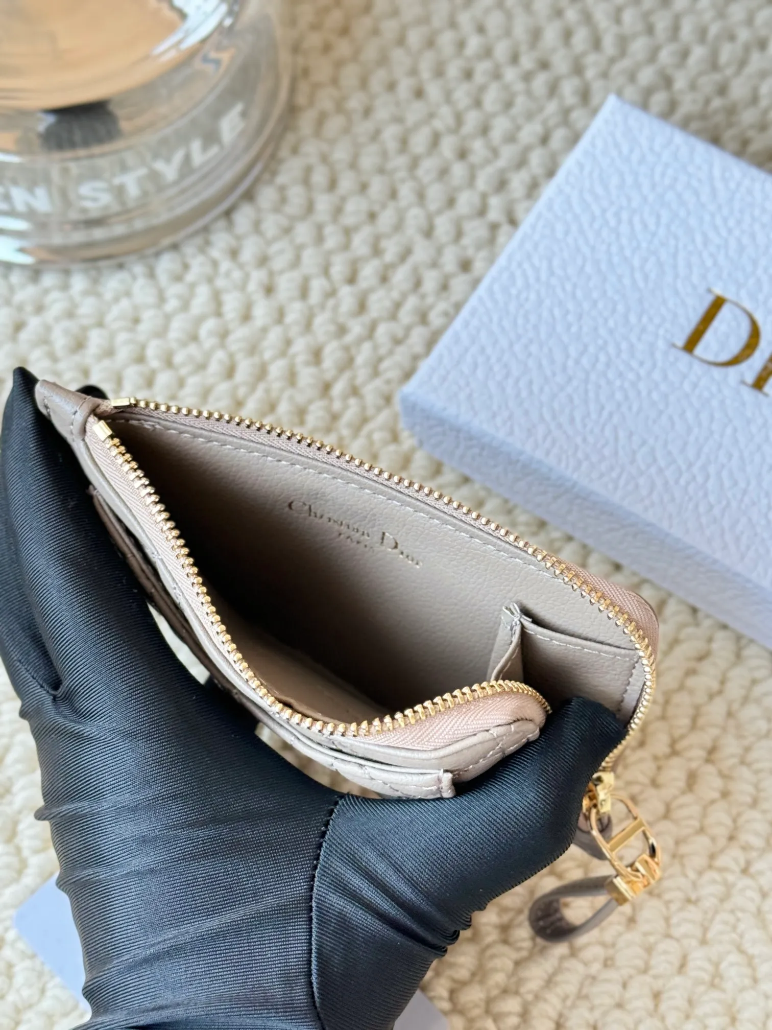 💰150Lady Dior card holder. Sand color wallet bought to fit into a waste bag. L-shaped opening, seven-zipper card holder. No.: S5131. There are too many front patch pockets to hold cards. The banknotes need to be folded at 40% off. It can hold 30% off but it has a zipper. The size is 13.5*8.5*1.5 cm. The Dior card holder meets my various needs. Compared with other styles, it is thin, compact and has a large capacity. There is no conspicuous big LOGO, it will not scratch when placed in the bag, and it is relatively low-key and classic. There is a special place for access control cards, so you don’t need to mix them with bank cards. When I used to swipe access control cards, I couldn’t swipe them because there were too many cards, so I had to take out the access control cards separately. There is a zipper, so you don't have to worry about putting important things out, and the zipper is half-open, so it's more convenient to put things in and take things out than having only one side.