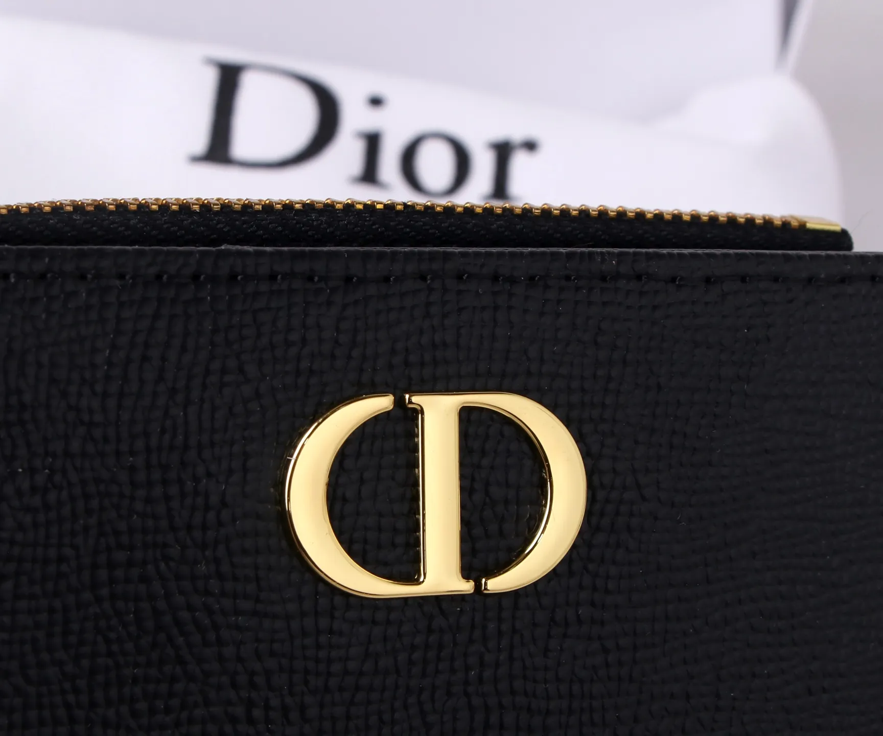 💰170 Style No.; 3017-2 Brand: Dior Color: Black Size: 11.5*9*2 Description: The latest models from Dior counters are now available! Made of imported calfskin, the workmanship is exquisite, comparable to that of counters! Multifunctional small wallet, super practical! 3862