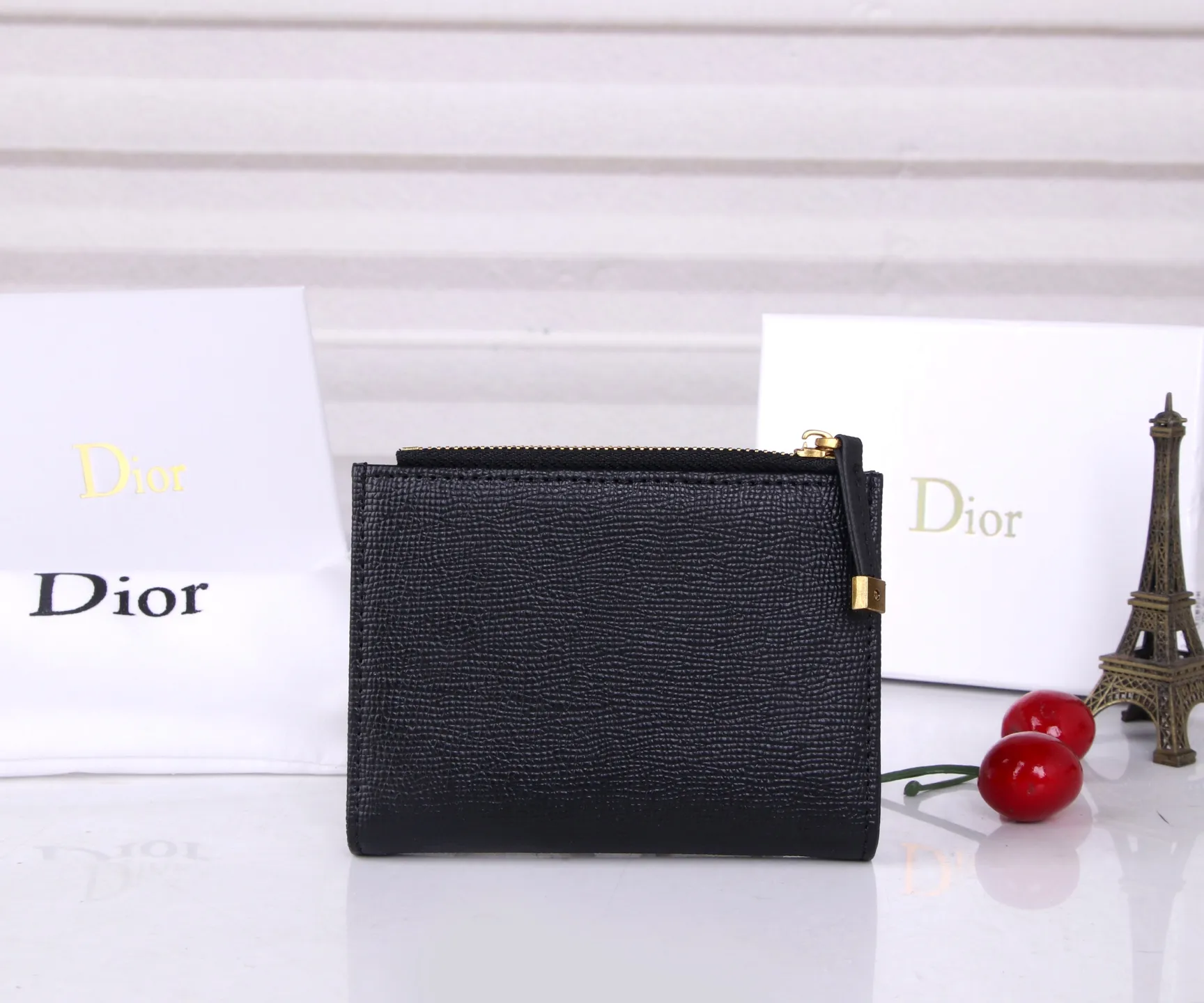 💰170 Style No.; 3017-2 Brand: Dior Color: Black Size: 11.5*9*2 Description: The latest models from Dior counters are now available! Made of imported calfskin, the workmanship is exquisite, comparable to that of counters! Multifunctional small wallet, super practical! 3862