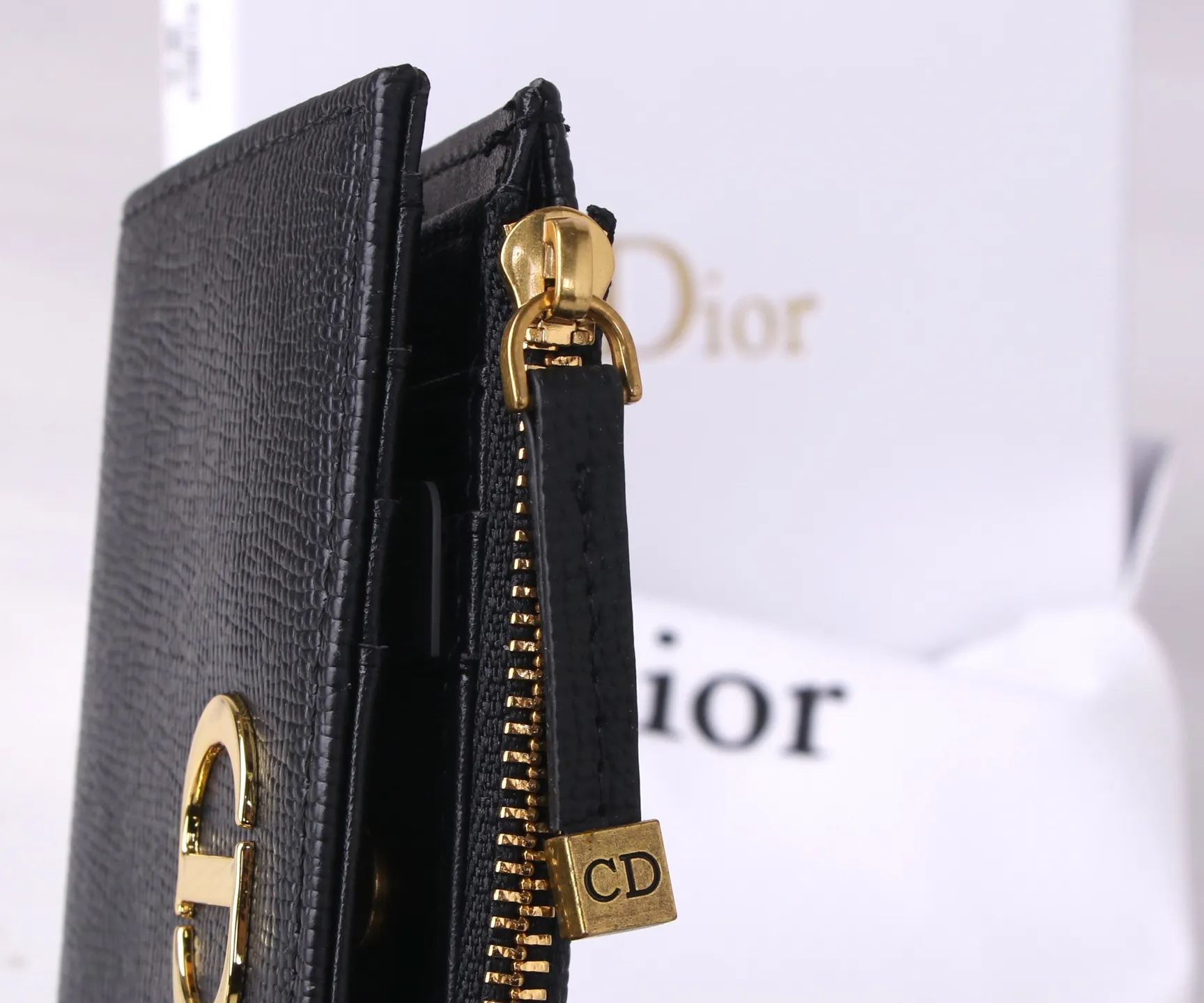 💰170 Style No.; 3017-2 Brand: Dior Color: Black Size: 11.5*9*2 Description: The latest models from Dior counters are now available! Made of imported calfskin, the workmanship is exquisite, comparable to that of counters! Multifunctional small wallet, super practical! 3862