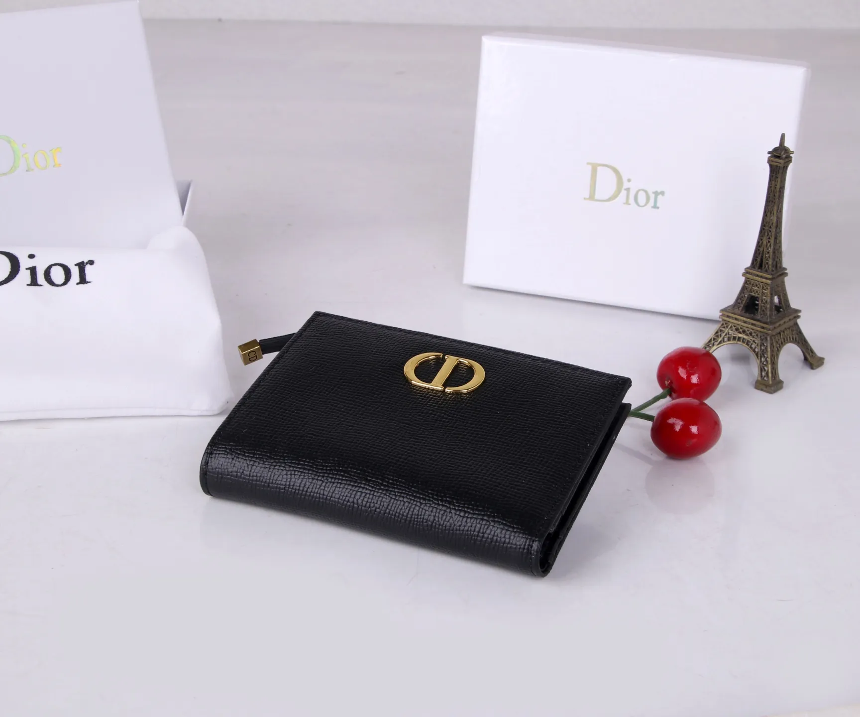 💰170 Style No.; 3017-2 Brand: Dior Color: Black Size: 11.5*9*2 Description: The latest models from Dior counters are now available! Made of imported calfskin, the workmanship is exquisite, comparable to that of counters! Multifunctional small wallet, super practical! 3862