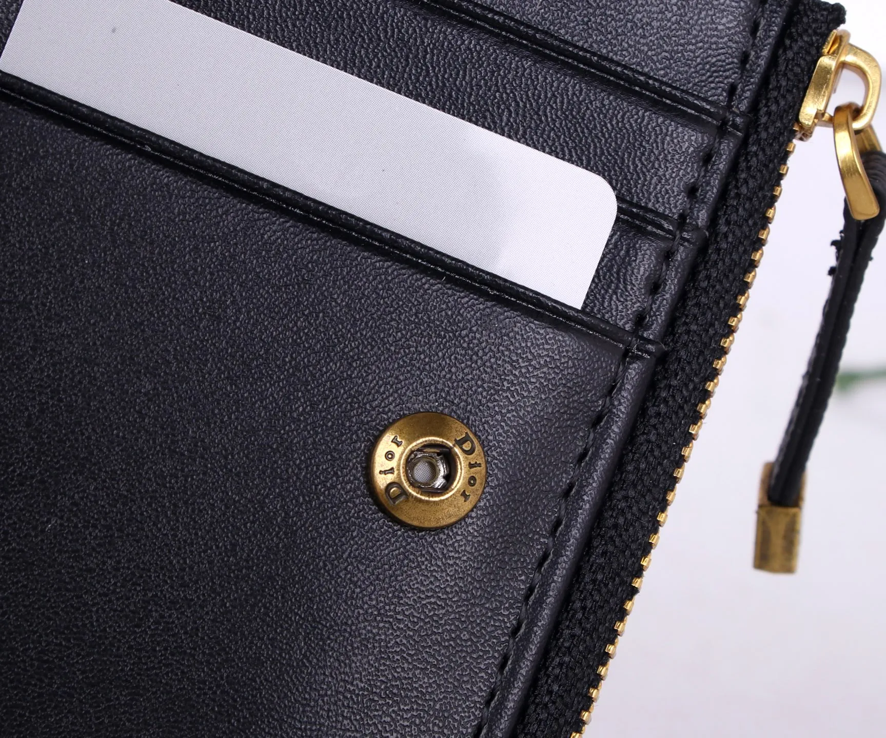 💰170 Style No.; 3017-2 Brand: Dior Color: Black Size: 11.5*9*2 Description: The latest models from Dior counters are now available! Made of imported calfskin, the workmanship is exquisite, comparable to that of counters! Multifunctional small wallet, super practical! 3862