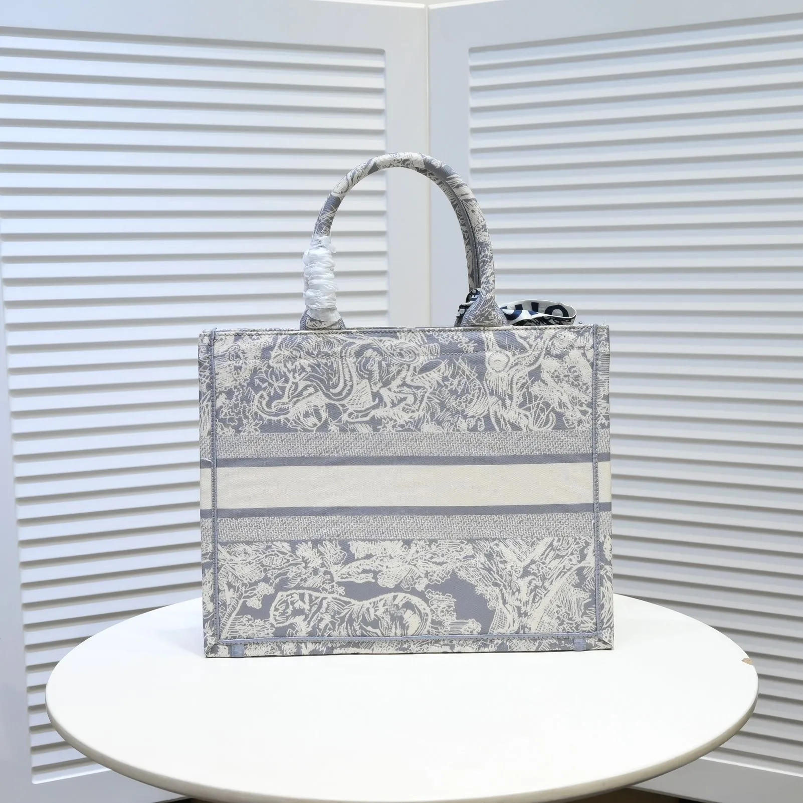 💰340￥Small size with silk scarf and overlock🔜Dior new shopping bag at Dior counter! Counters are updated simultaneously! Limited edition of the same style as the stars! Super stylish! Imported fabric👍high-end quality! Model: 8034 Size: 36*27*16cm