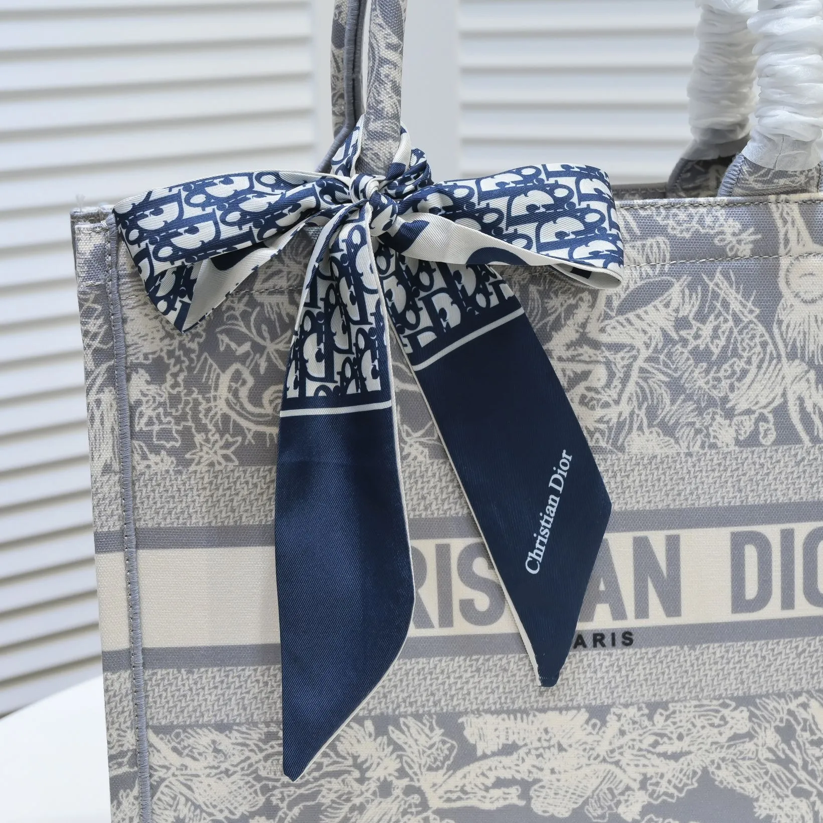 💰340￥Small size with silk scarf and overlock🔜Dior new shopping bag at Dior counter! Counters are updated simultaneously! Limited edition of the same style as the stars! Super stylish! Imported fabric👍high-end quality! Model: 8034 Size: 36*27*16cm