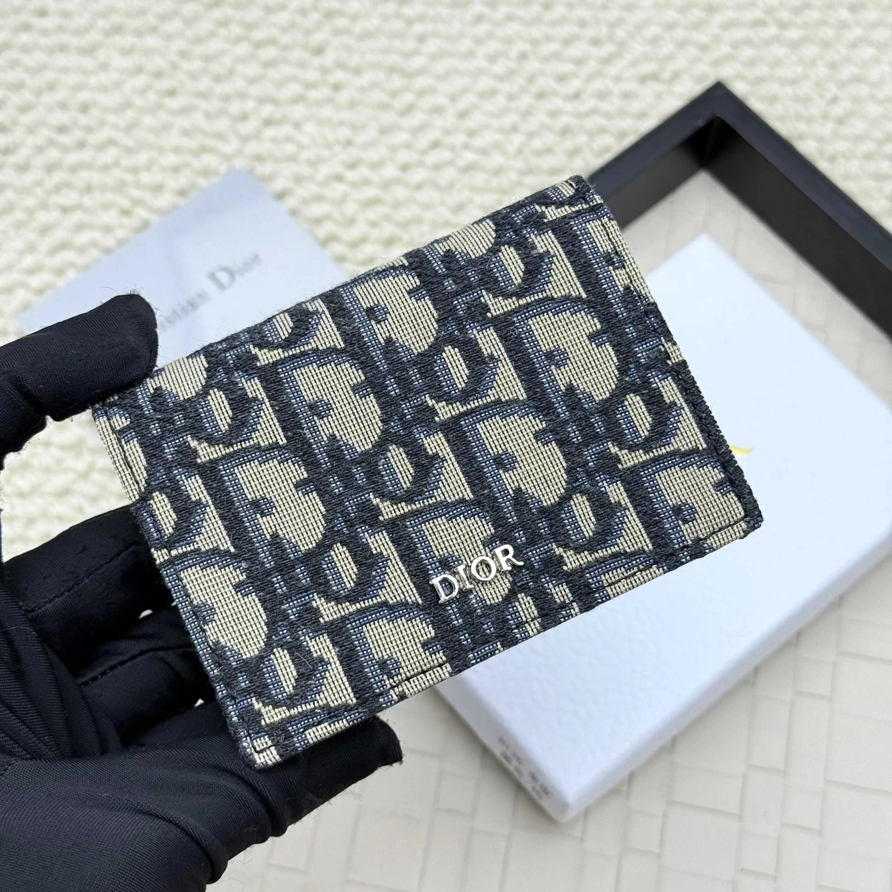 ￥120💰Business card holder is practical and exquisite👏🏻The interior is made of black smooth cowhide. Featuring an interior gusseted compartment with card slots, and a flip-top lid with two card slots. "DIOR" logo on the front and interior. No.: 136 Size: 10*6.8*2cm
