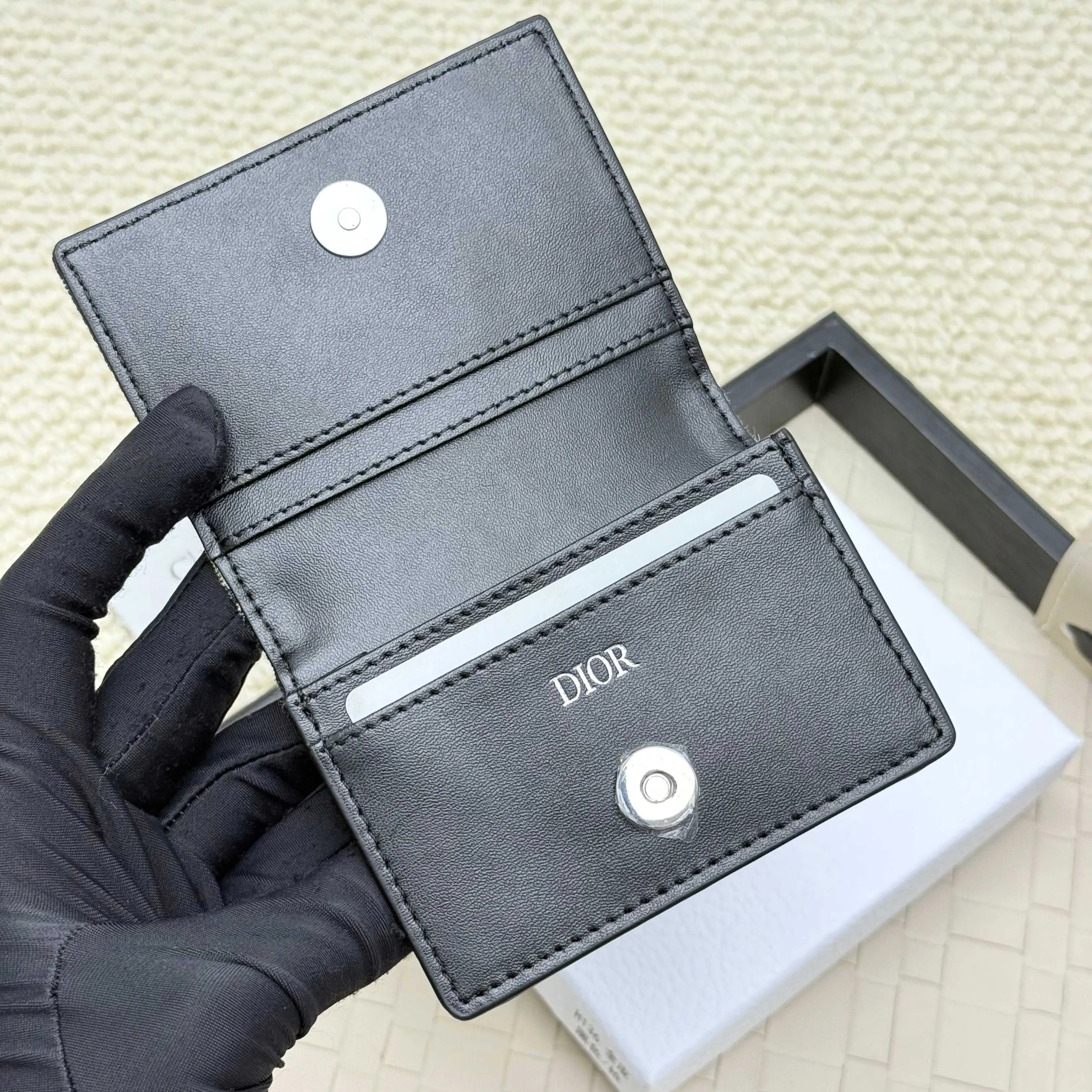￥120💰Business card holder is practical and exquisite👏🏻The interior is made of black smooth cowhide. Featuring an interior gusseted compartment with card slots, and a flip-top lid with two card slots. "DIOR" logo on the front and interior. No.: 136 Size: 10*6.8*2cm