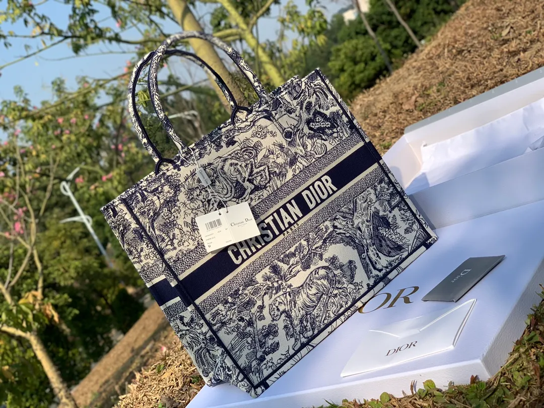 ❗️❗️❗️Free shipping with SF Express for year-end events❗️❗️❗️💰1560 Size 41.5 x 35 x 18 cm Large This is the kind of product that can be taken on the go without any thought! He is really good at pretending! Amazing ability to pretend! Full marks for practicality and good looks! Highly imported original presbyopic fabrics ➕Imported original embroidery craftsmanship, the texture can be seen in the details. Besides, this model has already exceeded the labor price by more than 20,000 yuan, and it is estimated to rise to 30,000 yuan later! You can’t even buy this series if you have money, so hurry up and get it!