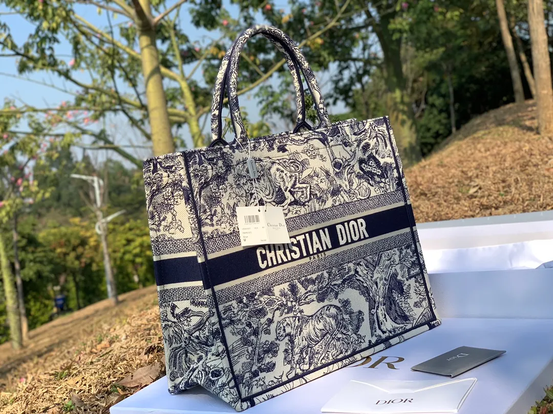 ❗️❗️❗️Free shipping with SF Express for year-end events❗️❗️❗️💰1560 Size 41.5 x 35 x 18 cm Large This is the kind of product that can be taken on the go without any thought! He is really good at pretending! Amazing ability to pretend! Full marks for practicality and good looks! Highly imported original presbyopic fabrics ➕Imported original embroidery craftsmanship, the texture can be seen in the details. Besides, this model has already exceeded the labor price by more than 20,000 yuan, and it is estimated to rise to 30,000 yuan later! You can’t even buy this series if you have money, so hurry up and get it!