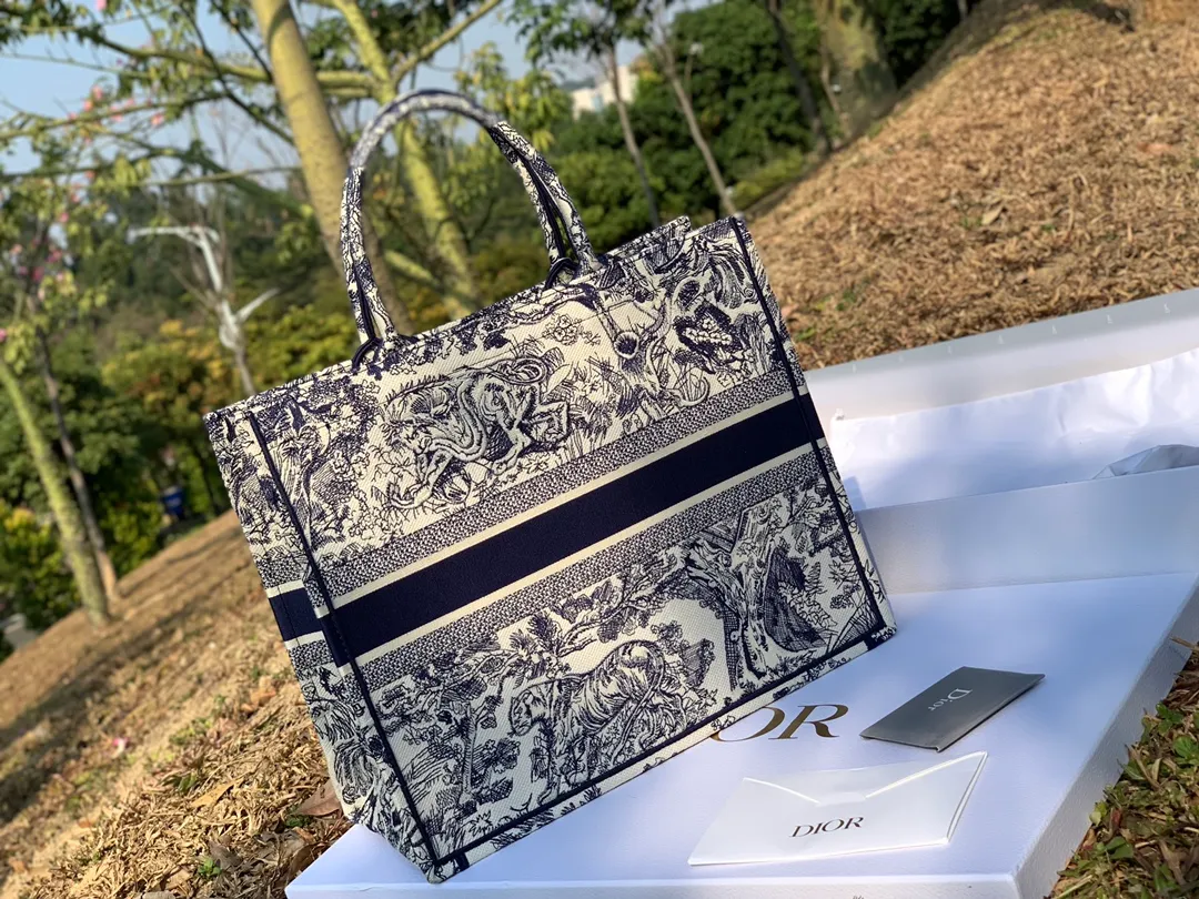 ❗️❗️❗️Free shipping with SF Express for year-end events❗️❗️❗️💰1560 Size 41.5 x 35 x 18 cm Large This is the kind of product that can be taken on the go without any thought! He is really good at pretending! Amazing ability to pretend! Full marks for practicality and good looks! Highly imported original presbyopic fabrics ➕Imported original embroidery craftsmanship, the texture can be seen in the details. Besides, this model has already exceeded the labor price by more than 20,000 yuan, and it is estimated to rise to 30,000 yuan later! You can’t even buy this series if you have money, so hurry up and get it!