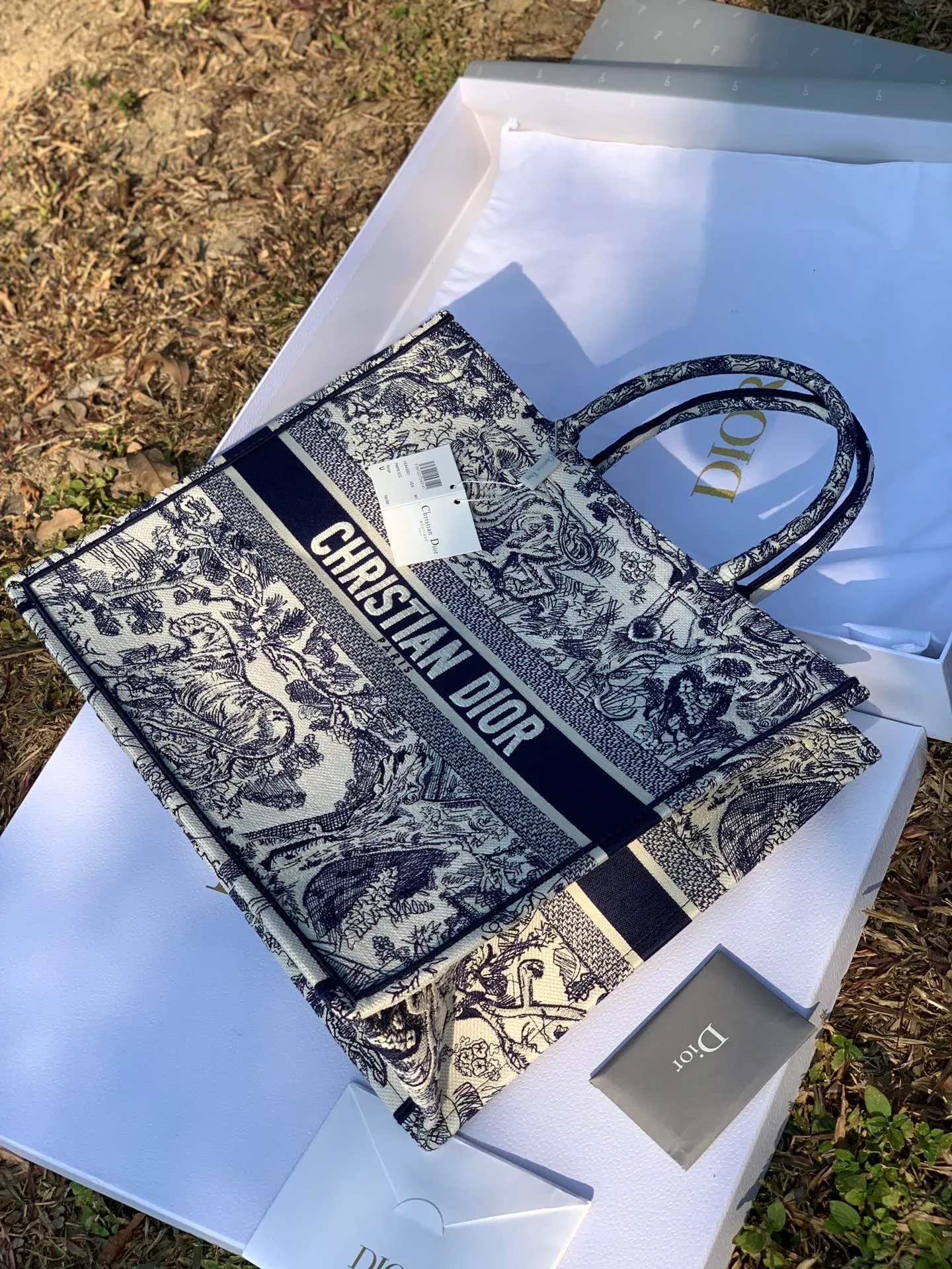 ❗️❗️❗️Free shipping with SF Express for year-end events❗️❗️❗️💰1560 Size 41.5 x 35 x 18 cm Large This is the kind of product that can be taken on the go without any thought! He is really good at pretending! Amazing ability to pretend! Full marks for practicality and good looks! Highly imported original presbyopic fabrics ➕Imported original embroidery craftsmanship, the texture can be seen in the details. Besides, this model has already exceeded the labor price by more than 20,000 yuan, and it is estimated to rise to 30,000 yuan later! You can’t even buy this series if you have money, so hurry up and get it!