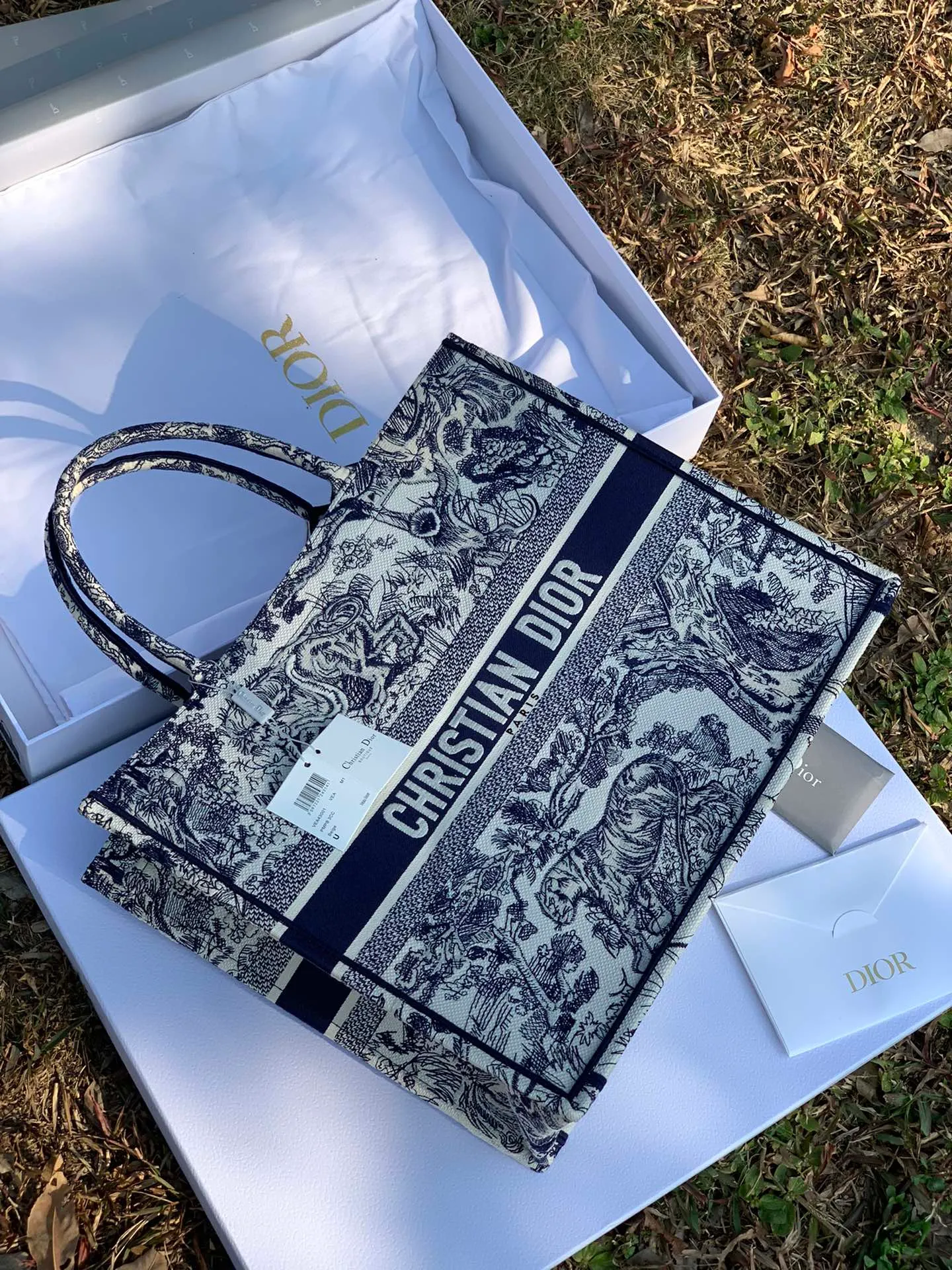 ❗️❗️❗️Free shipping with SF Express for year-end events❗️❗️❗️💰1560 Size 41.5 x 35 x 18 cm Large This is the kind of product that can be taken on the go without any thought! He is really good at pretending! Amazing ability to pretend! Full marks for practicality and good looks! Highly imported original presbyopic fabrics ➕Imported original embroidery craftsmanship, the texture can be seen in the details. Besides, this model has already exceeded the labor price by more than 20,000 yuan, and it is estimated to rise to 30,000 yuan later! You can’t even buy this series if you have money, so hurry up and get it!