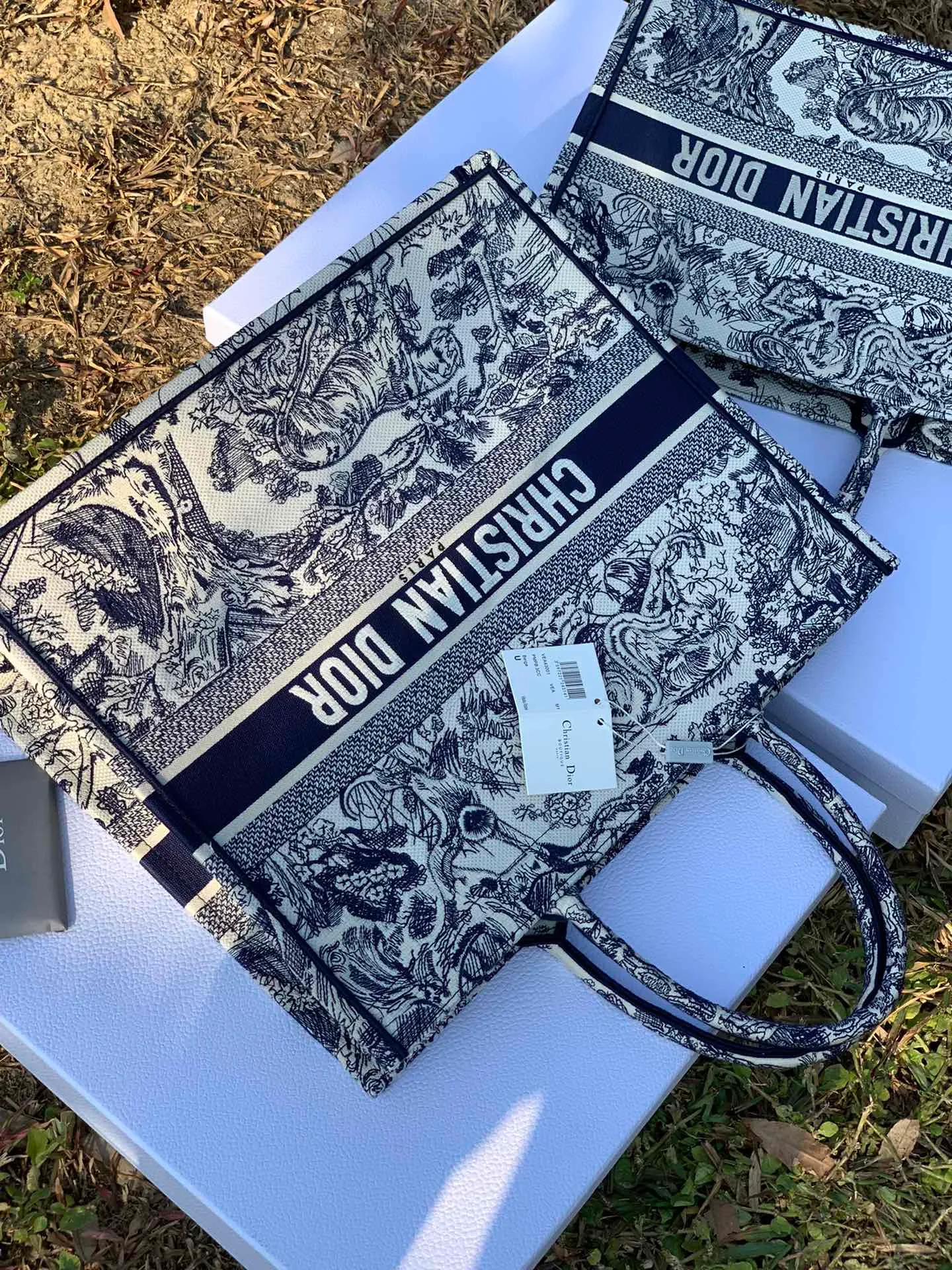 ❗️❗️❗️Free shipping with SF Express for year-end events❗️❗️❗️💰1560 Size 41.5 x 35 x 18 cm Large This is the kind of product that can be taken on the go without any thought! He is really good at pretending! Amazing ability to pretend! Full marks for practicality and good looks! Highly imported original presbyopic fabrics ➕Imported original embroidery craftsmanship, the texture can be seen in the details. Besides, this model has already exceeded the labor price by more than 20,000 yuan, and it is estimated to rise to 30,000 yuan later! You can’t even buy this series if you have money, so hurry up and get it!