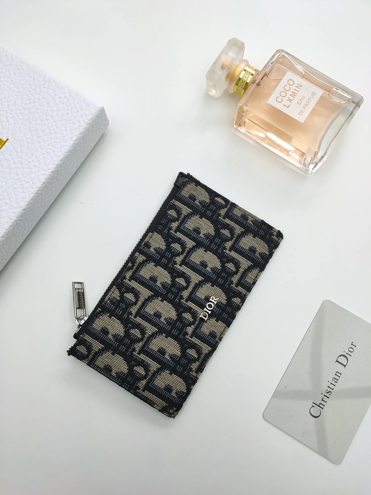 ￥120💰 The Dior zipper card holder is carefully made of Oblique printed fabric👏🏻 Decorated with black grained cow leather and "DIOR" logo🌺 There is a zipper compartment on the top and four card slots on the back. Style number: 250 Size: 13.2*7.5cm
