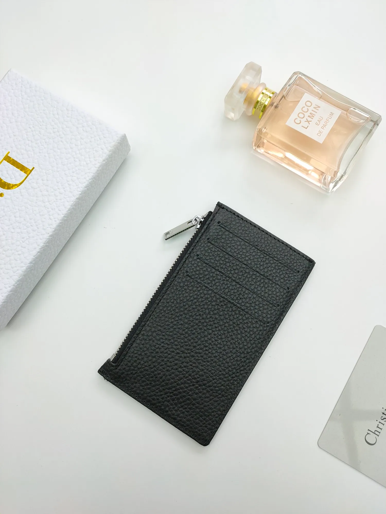 ￥120💰 The Dior zipper card holder is carefully made of Oblique printed fabric👏🏻 Decorated with black grained cow leather and "DIOR" logo🌺 There is a zipper compartment on the top and four card slots on the back. Style number: 250 Size: 13.2*7.5cm