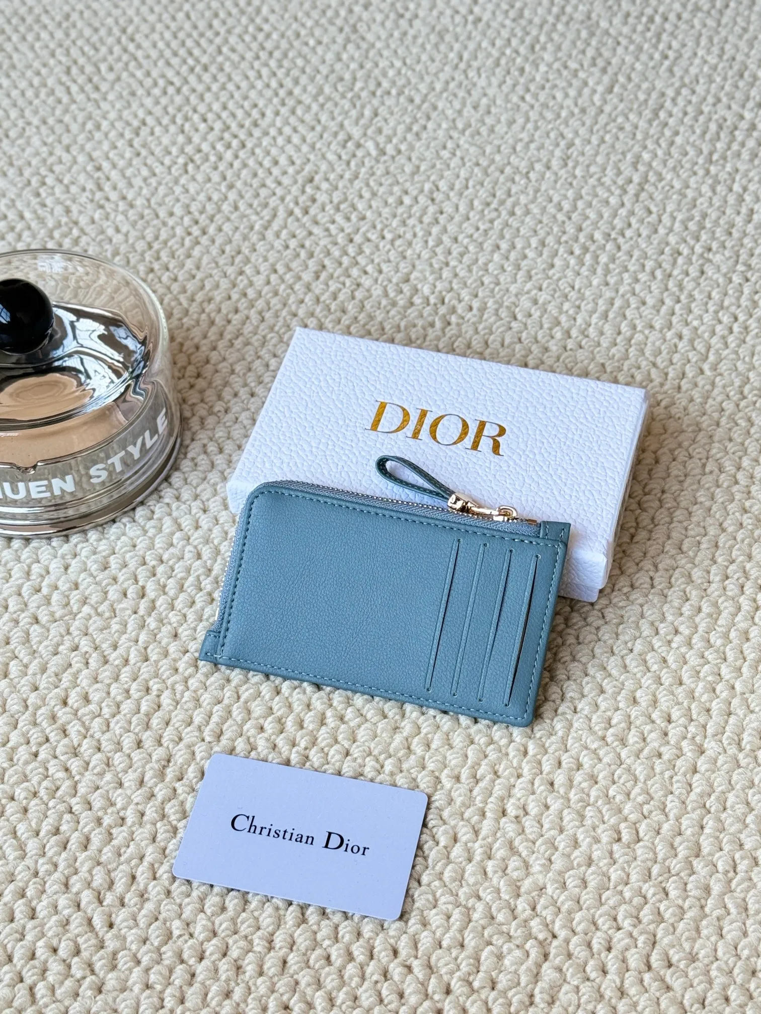 💰150Lady Dior card holder. Sand color wallet bought to fit into a waste bag. L-shaped opening, seven-zipper card holder. No.: S5131. There are too many front patch pockets to hold cards. The banknotes need to be folded at 40% off. It can hold 30% off but it has a zipper. The size is 13.5*8.5*1.5 cm. The Dior card holder meets my various needs. Compared with other styles, it is thin, compact and has a large capacity. There is no conspicuous big LOGO, it will not scratch when placed in the bag, and it is relatively low-key and classic. There is a special place for access control cards, so you don’t need to mix them with bank cards. When I used to swipe access control cards, I couldn’t swipe them because there were too many cards, so I had to take out the access control cards separately. There is a zipper, so you don't have to worry about putting important things out, and the zipper is half-open, so it's more convenient to put things in and take things out than having only one side.