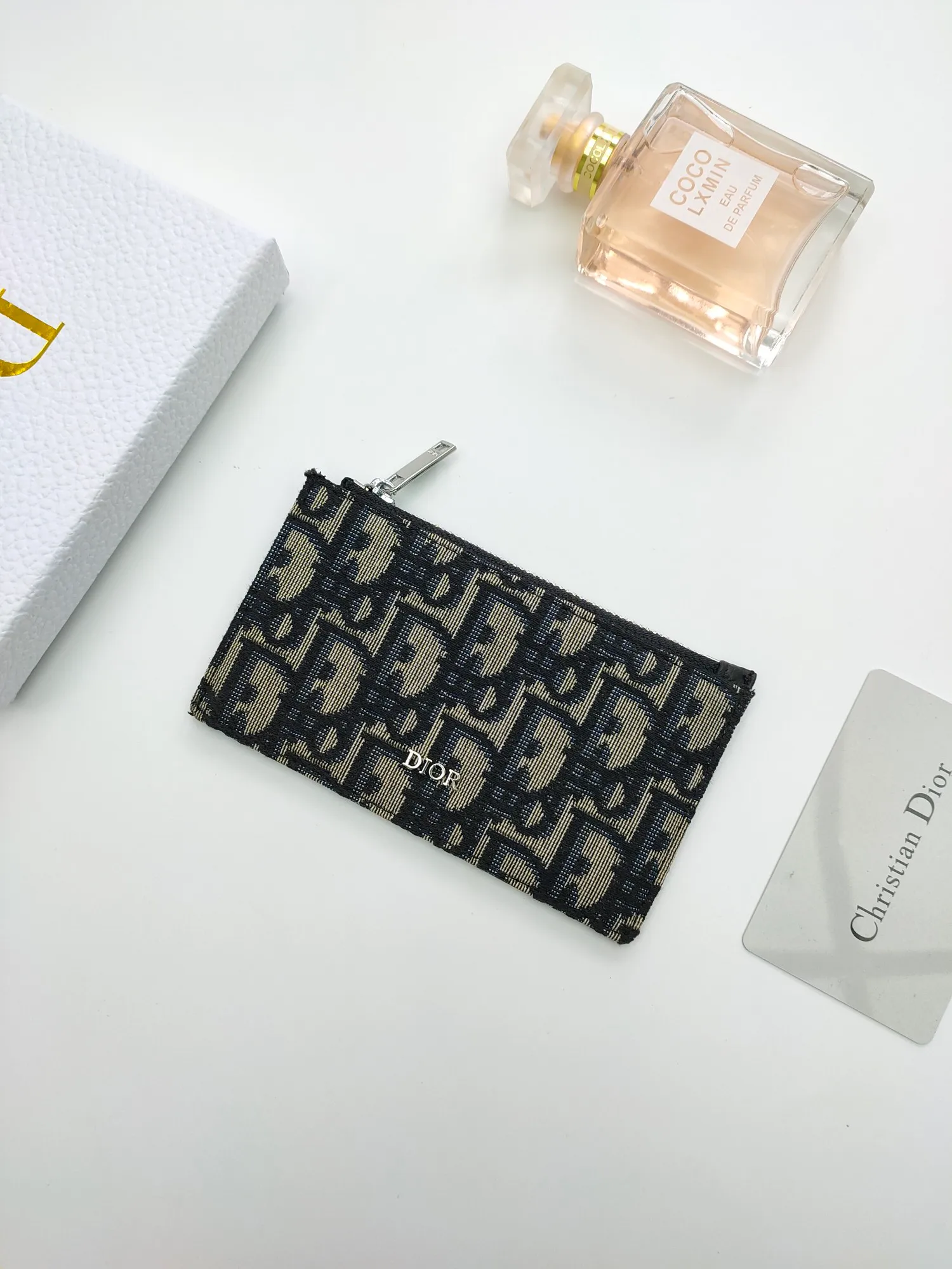 ￥100💰 The Dior zipper card holder is carefully made of Oblique printed fabric👏🏻 Decorated with black grained cow leather and "DIOR" logo🌺 There is a zipper compartment on the top and four card slots on the back. Style number: 250 Size: 13.2*7.5cm