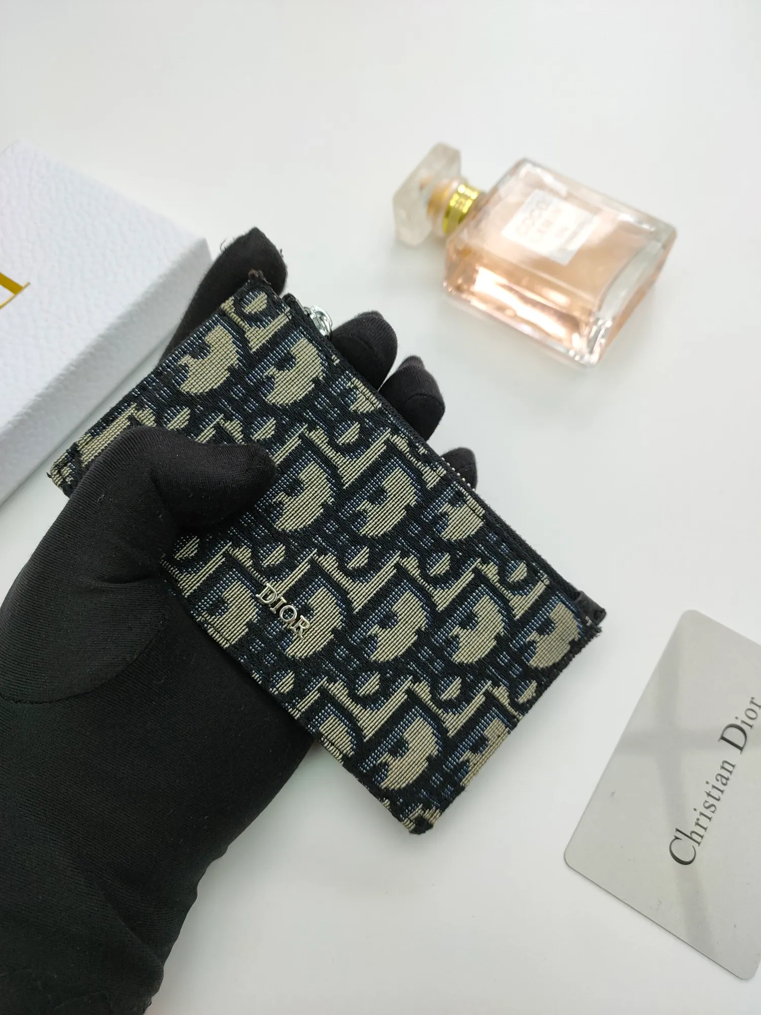 ￥100💰 The Dior zipper card holder is carefully made of Oblique printed fabric👏🏻 Decorated with black grained cow leather and "DIOR" logo🌺 There is a zipper compartment on the top and four card slots on the back. Style number: 250 Size: 13.2*7.5cm