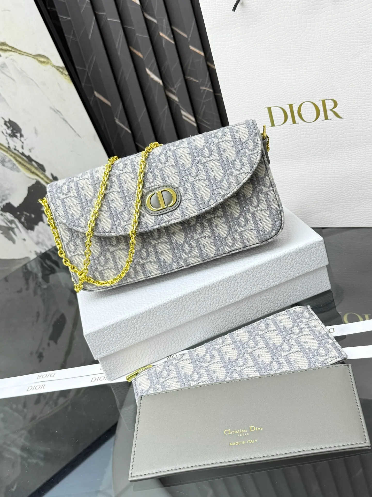 💰290💰New🎀🎀DIOR Dior’s latest crossbody bag for autumn and winter 2025. The shape of the 3-in-1 bag is so cute, it is small and exquisite. It is made of Obliaue presbyopic fabric and the iconic letters enhance the style. The 3-in-1 capacity can store various daily necessities and mobile phone card change. It can be beautiful when you go out every day. Size: 21.5*12*2cm No.: S4306 Color: gray, white, blue, maroon