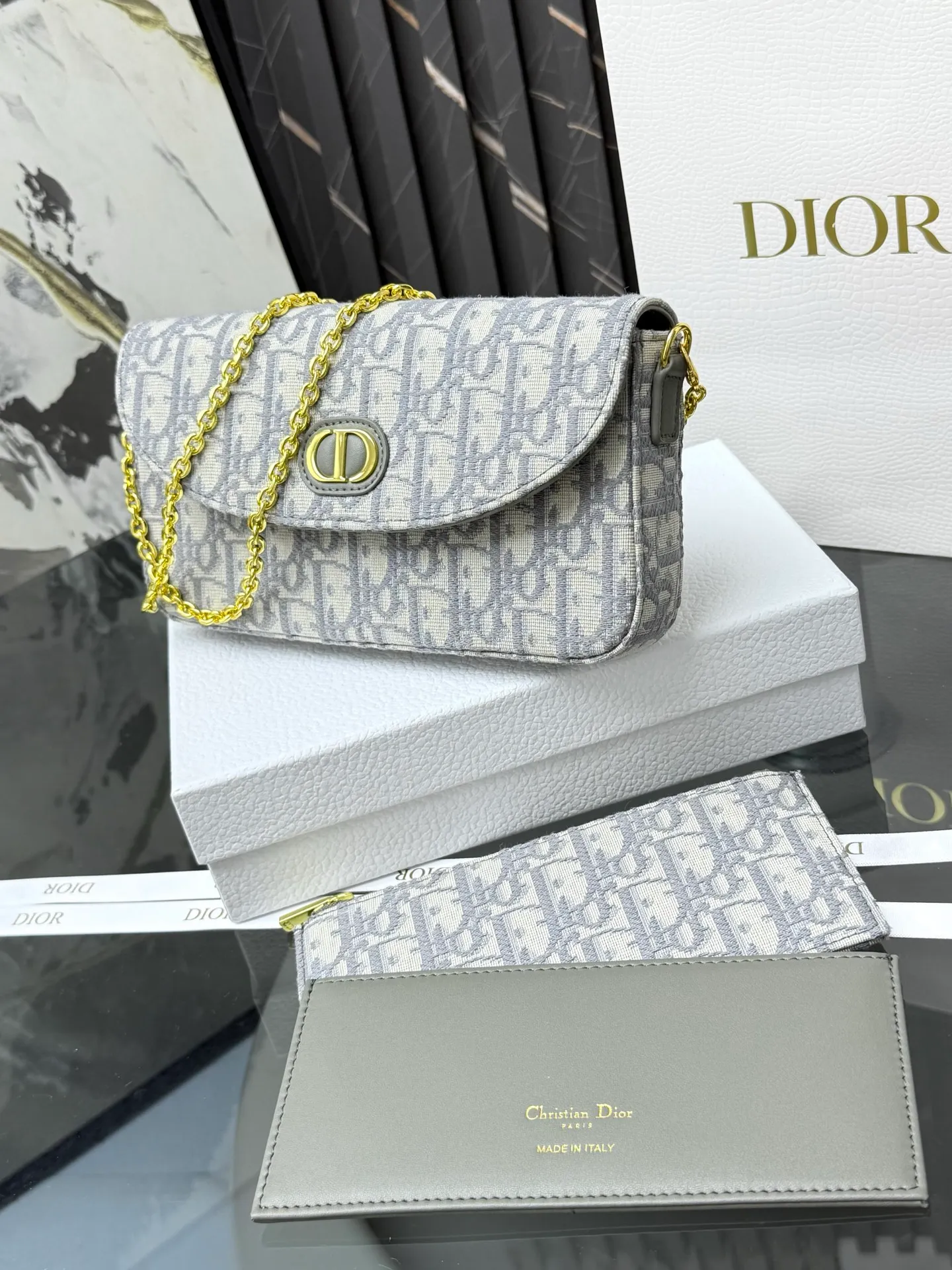💰290💰New🎀🎀DIOR Dior’s latest crossbody bag for autumn and winter 2025. The shape of the 3-in-1 bag is so cute, it is small and exquisite. It is made of Obliaue presbyopic fabric and the iconic letters enhance the style. The 3-in-1 capacity can store various daily necessities and mobile phone card change. It can be beautiful when you go out every day. Size: 21.5*12*2cm No.: S4306 Color: gray, white, blue, maroon