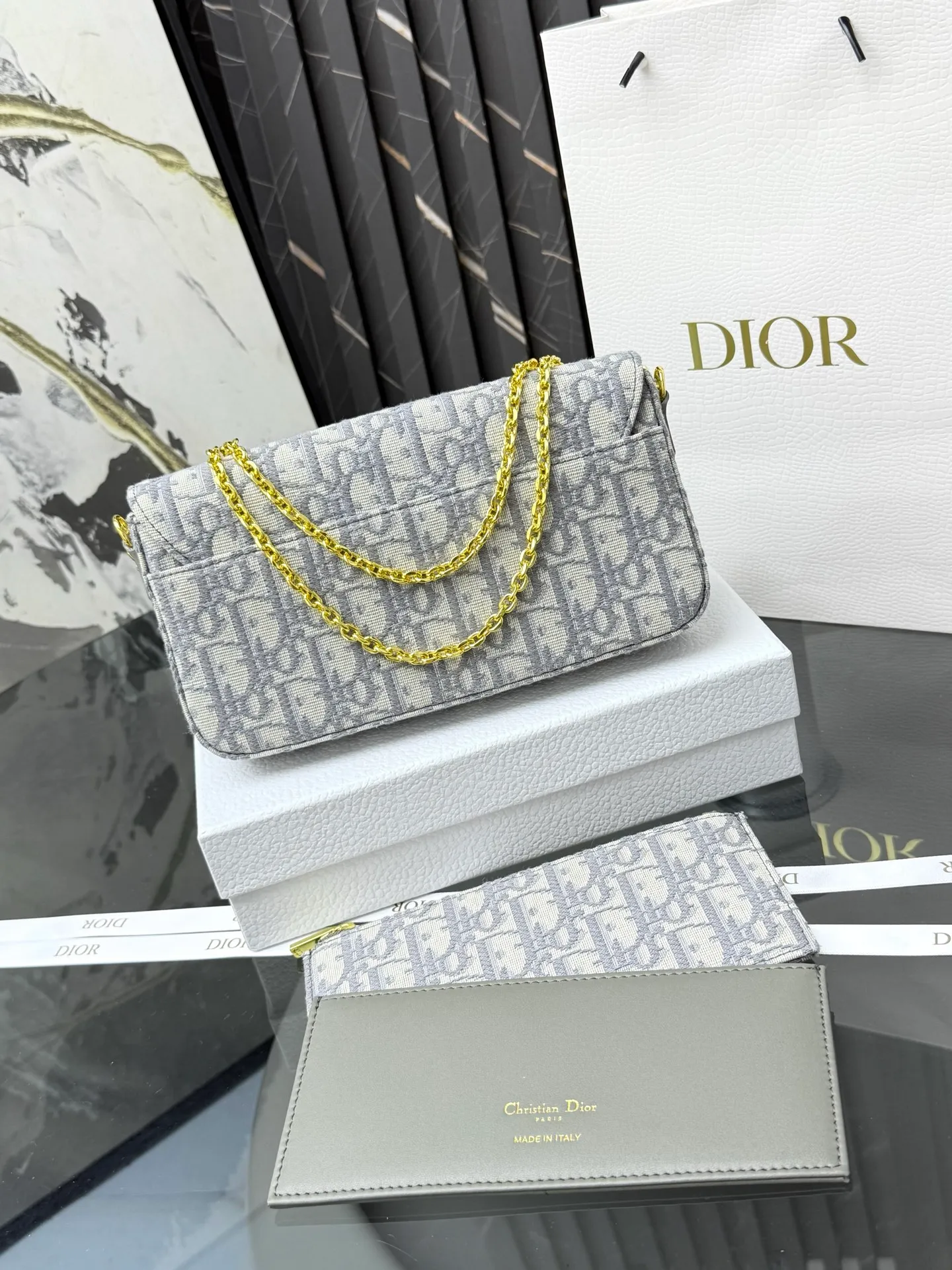 💰290💰New🎀🎀DIOR Dior’s latest crossbody bag for autumn and winter 2025. The shape of the 3-in-1 bag is so cute, it is small and exquisite. It is made of Obliaue presbyopic fabric and the iconic letters enhance the style. The 3-in-1 capacity can store various daily necessities and mobile phone card change. It can be beautiful when you go out every day. Size: 21.5*12*2cm No.: S4306 Color: gray, white, blue, maroon