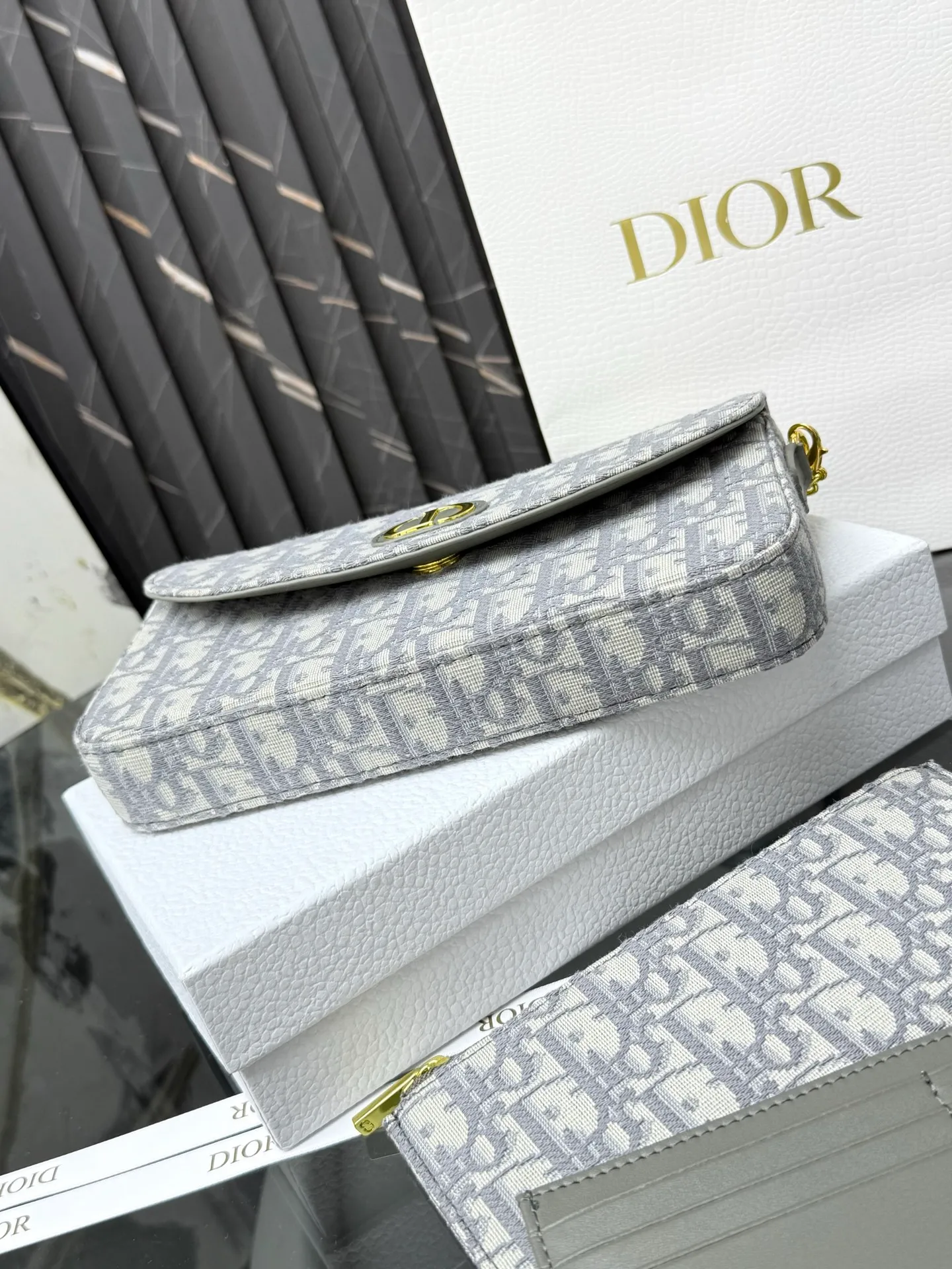 💰290💰New🎀🎀DIOR Dior’s latest crossbody bag for autumn and winter 2025. The shape of the 3-in-1 bag is so cute, it is small and exquisite. It is made of Obliaue presbyopic fabric and the iconic letters enhance the style. The 3-in-1 capacity can store various daily necessities and mobile phone card change. It can be beautiful when you go out every day. Size: 21.5*12*2cm No.: S4306 Color: gray, white, blue, maroon