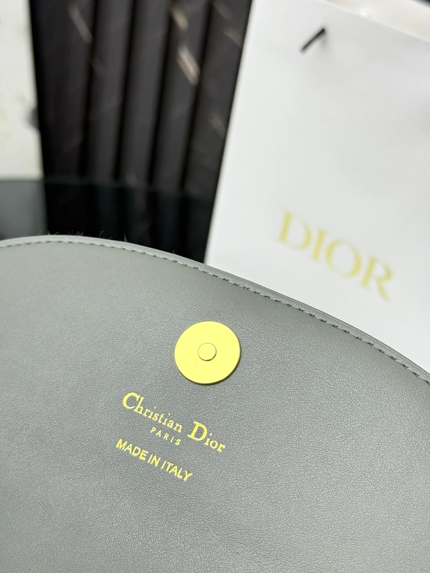 💰290💰New🎀🎀DIOR Dior’s latest crossbody bag for autumn and winter 2025. The shape of the 3-in-1 bag is so cute, it is small and exquisite. It is made of Obliaue presbyopic fabric and the iconic letters enhance the style. The 3-in-1 capacity can store various daily necessities and mobile phone card change. It can be beautiful when you go out every day. Size: 21.5*12*2cm No.: S4306 Color: gray, white, blue, maroon