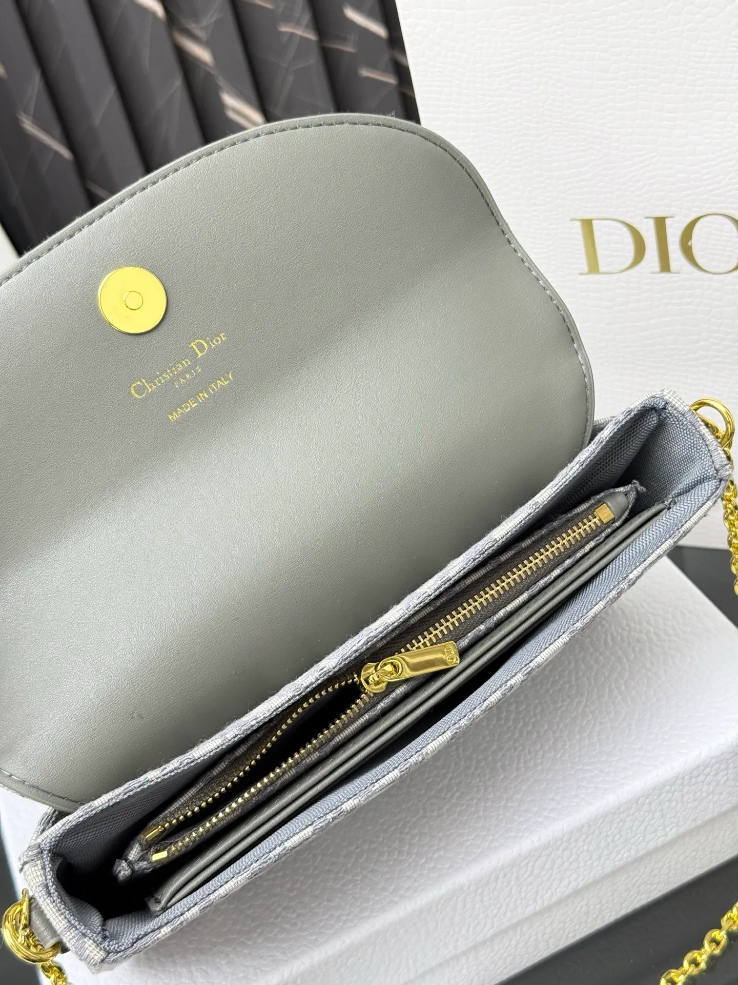 💰290💰New🎀🎀DIOR Dior’s latest crossbody bag for autumn and winter 2025. The shape of the 3-in-1 bag is so cute, it is small and exquisite. It is made of Obliaue presbyopic fabric and the iconic letters enhance the style. The 3-in-1 capacity can store various daily necessities and mobile phone card change. It can be beautiful when you go out every day. Size: 21.5*12*2cm No.: S4306 Color: gray, white, blue, maroon