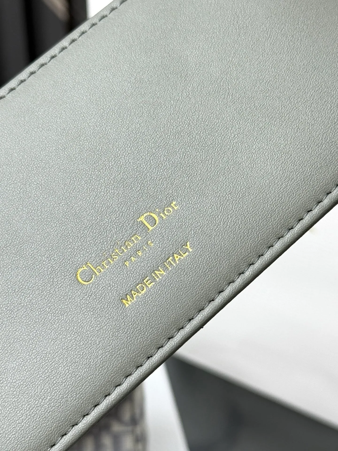 💰290💰New🎀🎀DIOR Dior’s latest crossbody bag for autumn and winter 2025. The shape of the 3-in-1 bag is so cute, it is small and exquisite. It is made of Obliaue presbyopic fabric and the iconic letters enhance the style. The 3-in-1 capacity can store various daily necessities and mobile phone card change. It can be beautiful when you go out every day. Size: 21.5*12*2cm No.: S4306 Color: gray, white, blue, maroon