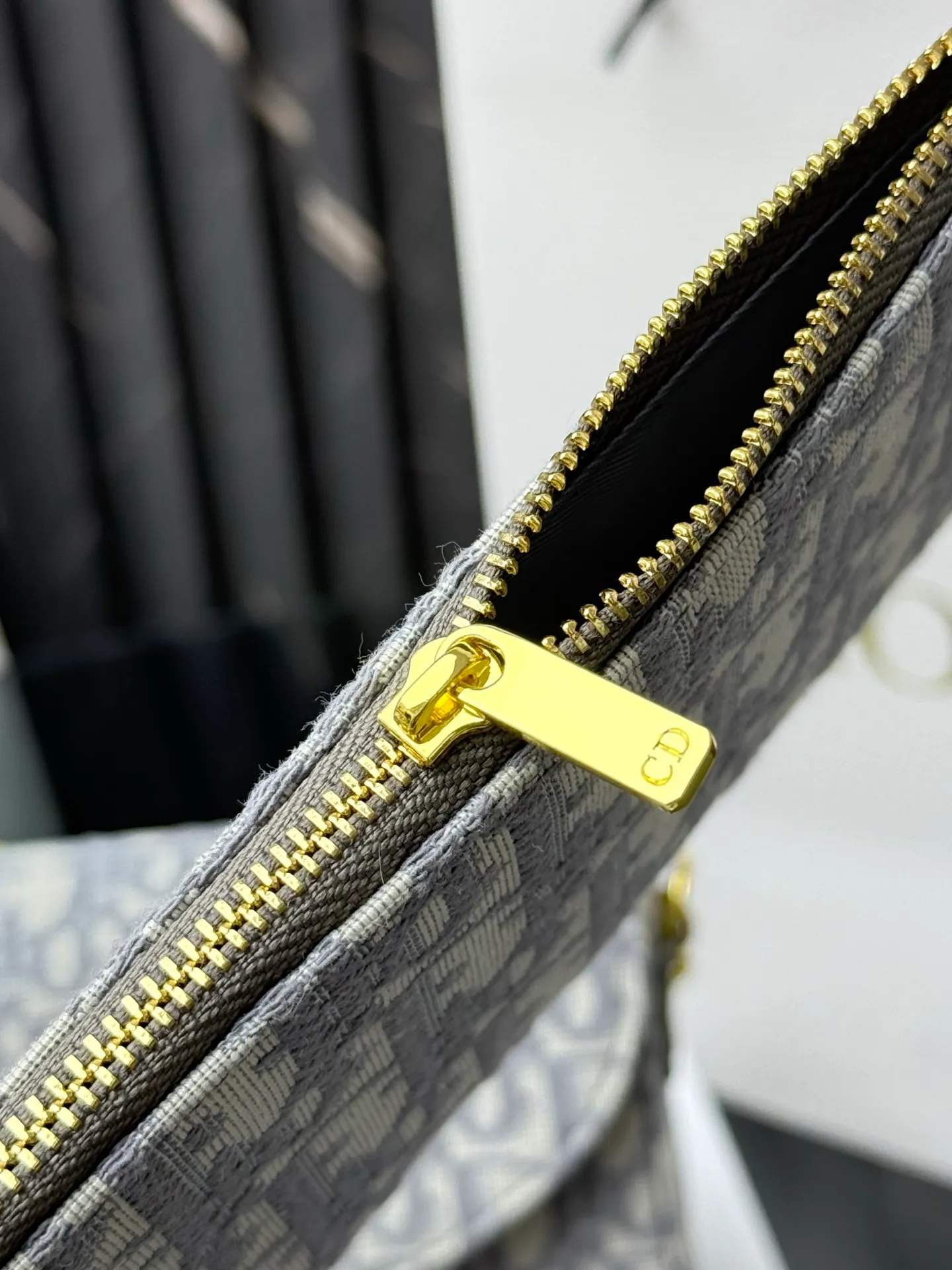 💰290💰New🎀🎀DIOR Dior’s latest crossbody bag for autumn and winter 2025. The shape of the 3-in-1 bag is so cute, it is small and exquisite. It is made of Obliaue presbyopic fabric and the iconic letters enhance the style. The 3-in-1 capacity can store various daily necessities and mobile phone card change. It can be beautiful when you go out every day. Size: 21.5*12*2cm No.: S4306 Color: gray, white, blue, maroon