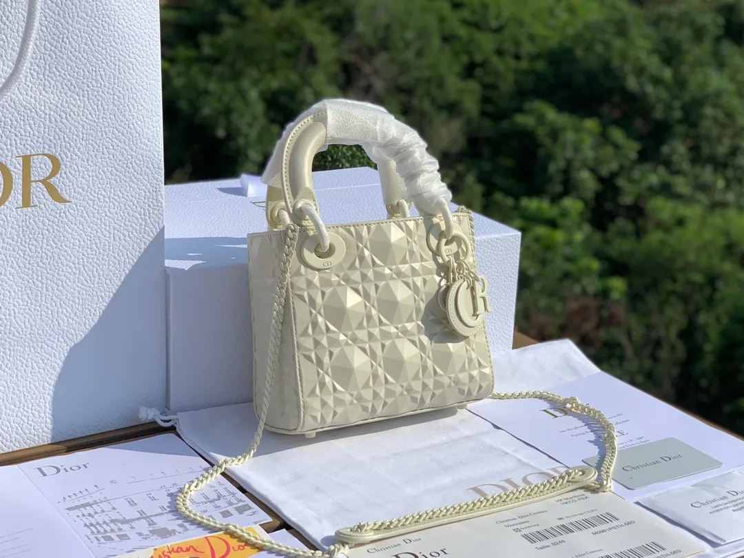 ❗️❗️❗️Free shipping with SF Express for year-end event❗️❗️❗️💰1800 Size 17-15-7cm The latest Dior mini three-lattice diamond pattern white 'Princess Diana bag! Overseas channels! The raw materials from the original factory are absolutely of good quality and rarely get bumped when you go out. Things with good price and good quality actually compete with too many versions in the market. We have compared several relatively high-end versions on the market. The leather, hardware and workmanship are almost the same as those at the counter. Regular customers all know~