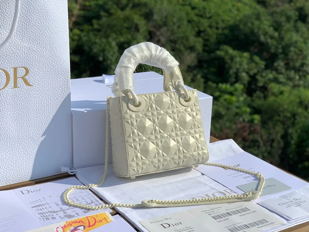 ❗️❗️❗️Free shipping with SF Express for year-end event❗️❗️❗️💰1800 Size 17-15-7cm The latest Dior mini three-lattice diamond pattern white 'Princess Diana bag! Overseas channels! The raw materials from the original factory are absolutely of good quality and rarely get bumped when you go out. Things with good price and good quality actually compete with too many versions in the market. We have compared several relatively high-end versions on the market. The leather, hardware and workmanship are almost the same as those at the counter. Regular customers all know~