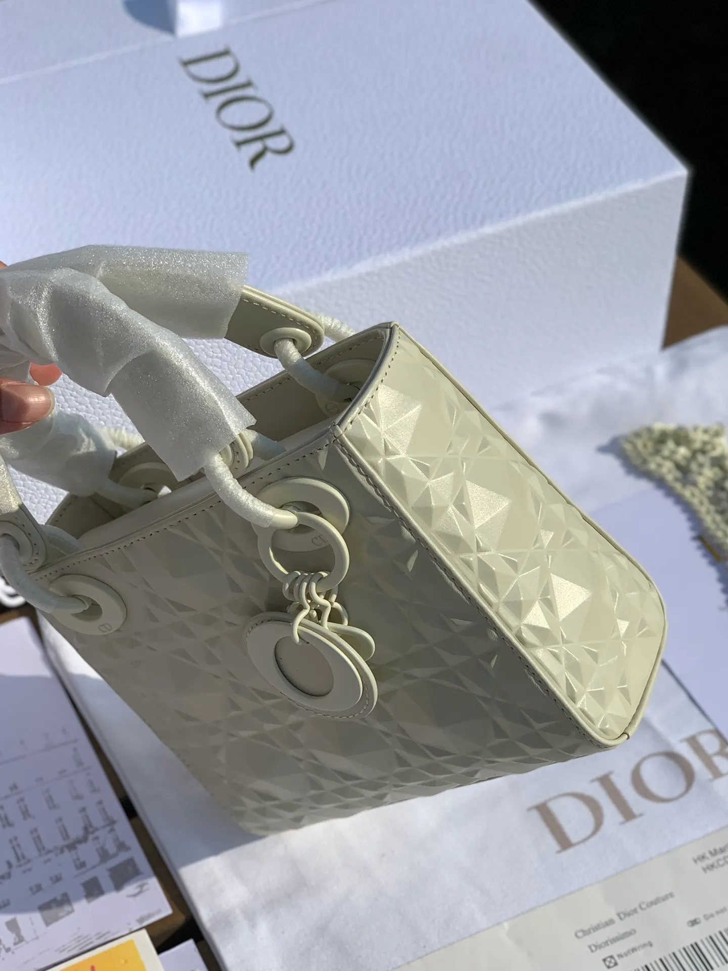 ❗️❗️❗️Free shipping with SF Express for year-end event❗️❗️❗️💰1800 Size 17-15-7cm The latest Dior mini three-lattice diamond pattern white 'Princess Diana bag! Overseas channels! The raw materials from the original factory are absolutely of good quality and rarely get bumped when you go out. Things with good price and good quality actually compete with too many versions in the market. We have compared several relatively high-end versions on the market. The leather, hardware and workmanship are almost the same as those at the counter. Regular customers all know~