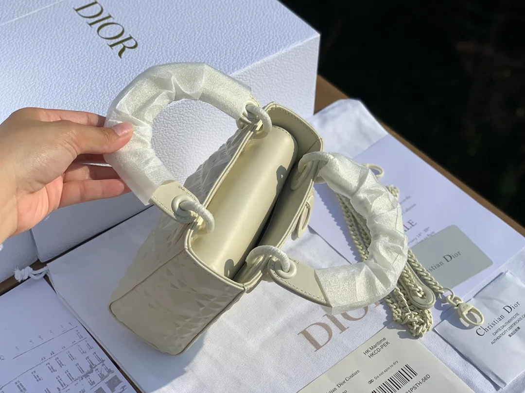 ❗️❗️❗️Free shipping with SF Express for year-end event❗️❗️❗️💰1800 Size 17-15-7cm The latest Dior mini three-lattice diamond pattern white 'Princess Diana bag! Overseas channels! The raw materials from the original factory are absolutely of good quality and rarely get bumped when you go out. Things with good price and good quality actually compete with too many versions in the market. We have compared several relatively high-end versions on the market. The leather, hardware and workmanship are almost the same as those at the counter. Regular customers all know~