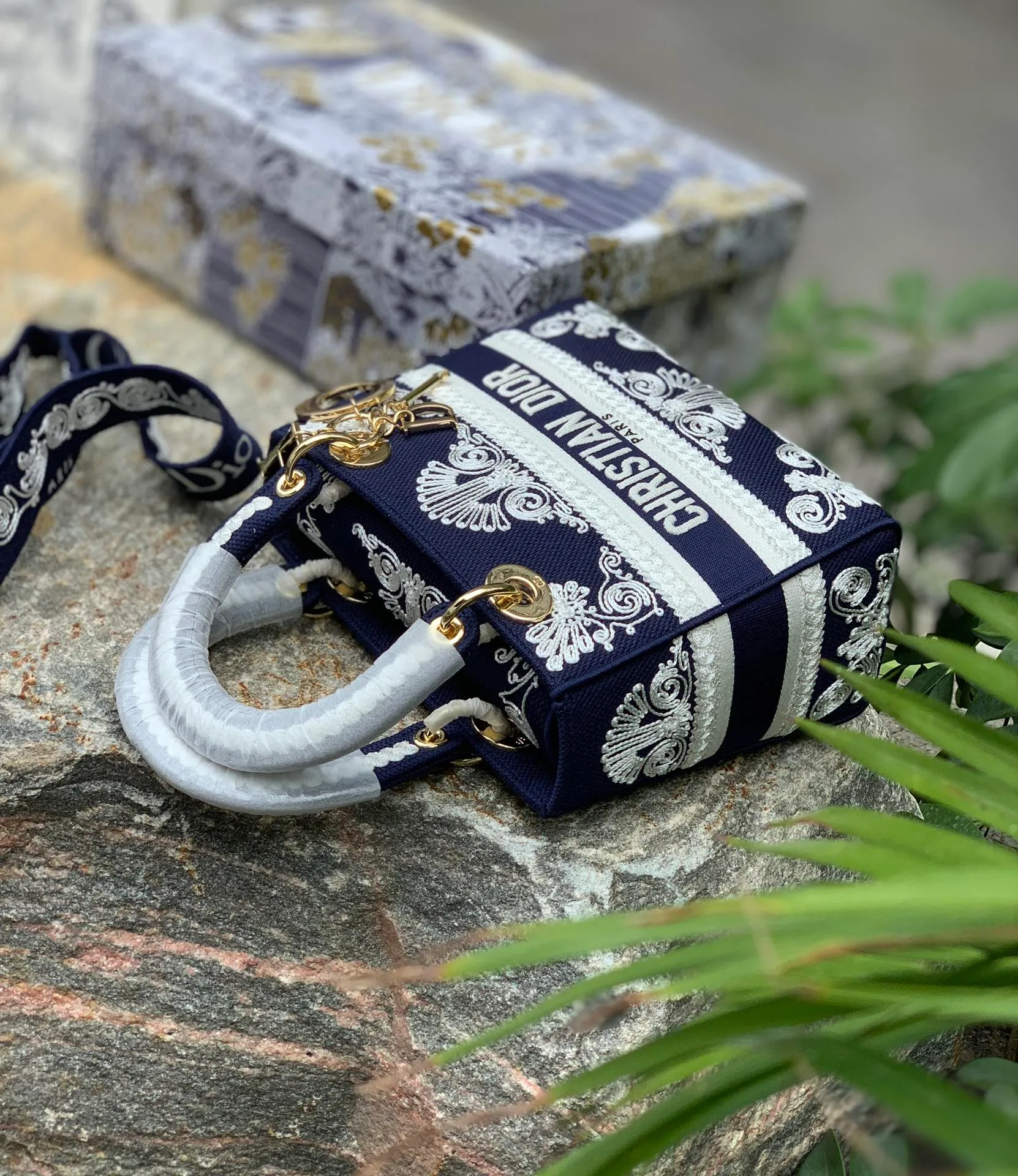 Top upgraded version 💰1800 Size: 24 x 20 x 11 CM dark blue lace style. Our purity and excellence are renowned! Share this hottest handbag at the moment, it’s on sale for 40,000 on the official website! Just look at the price on the official website and you will know how popular it is, not to mention that there are so many celebrities and fashionistas wearing it! There are many good-looking handbags, but not many with style! The actual bag is very exquisite, and it feels very valuable when carried on the back! It is small and exquisite but practical enough to accommodate daily needs when going out. It can be carried, carried or folded, and can be converted into different styles!