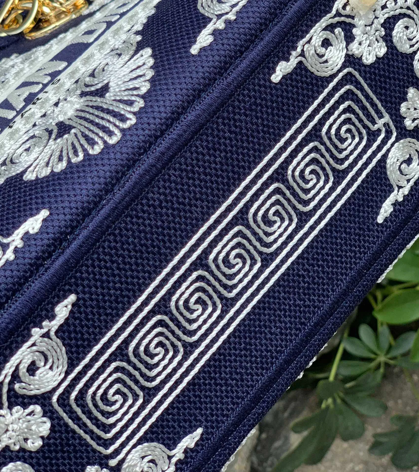 Top upgraded version 💰1800 Size: 24 x 20 x 11 CM dark blue lace style. Our purity and excellence are renowned! Share this hottest handbag at the moment, it’s on sale for 40,000 on the official website! Just look at the price on the official website and you will know how popular it is, not to mention that there are so many celebrities and fashionistas wearing it! There are many good-looking handbags, but not many with style! The actual bag is very exquisite, and it feels very valuable when carried on the back! It is small and exquisite but practical enough to accommodate daily needs when going out. It can be carried, carried or folded, and can be converted into different styles!