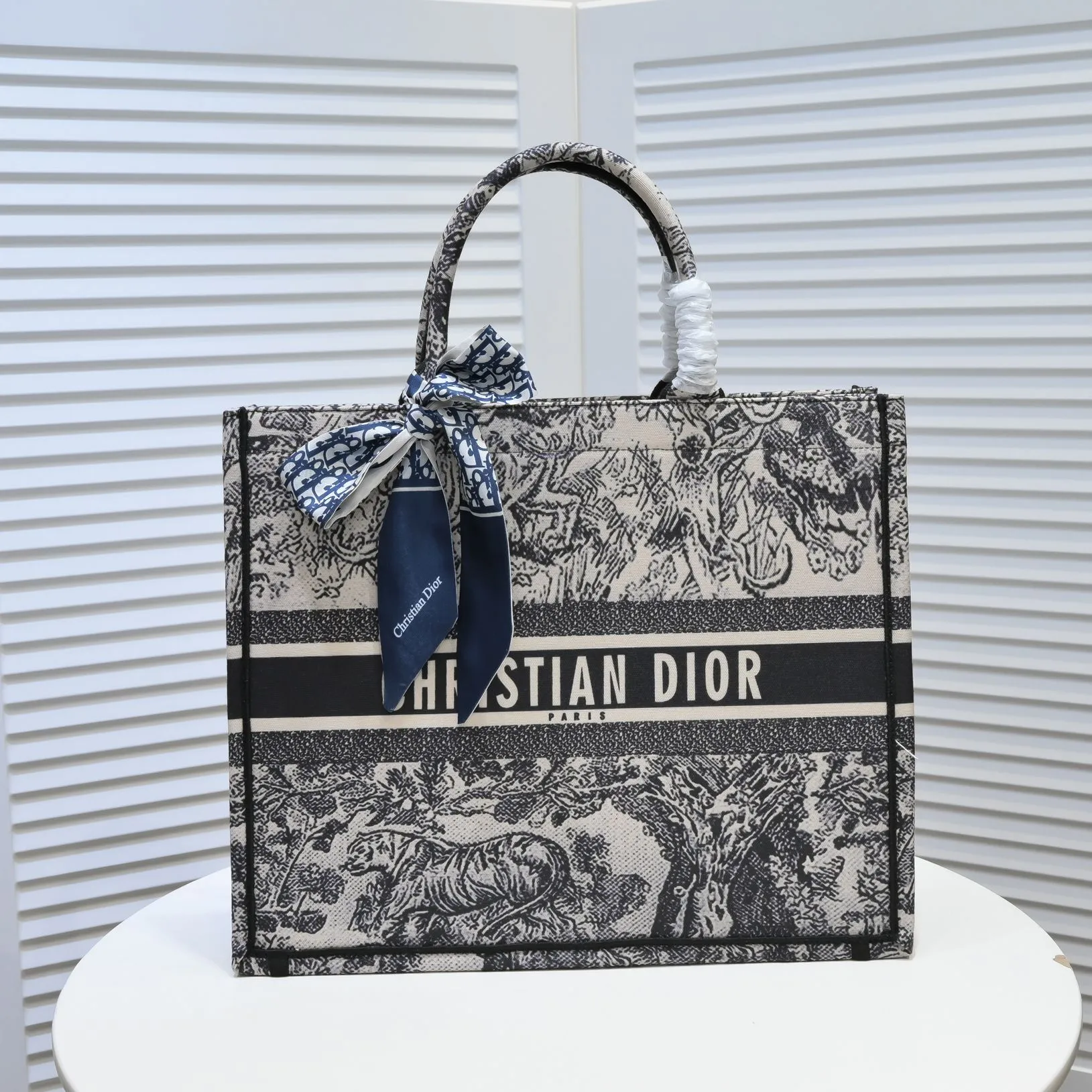 💰360￥With silk scarf, large size🔥 embroidered edge🔜Dior new shopping bag at Dior counter! Counters are updated simultaneously! Limited edition of the same style as the stars! Super stylish! Imported fabric👍high-end quality! You can go in and out of the counters at will without any pressure! The first choice for going out with super large capacity👍 Model: 8033 Size: 41*14*32cm