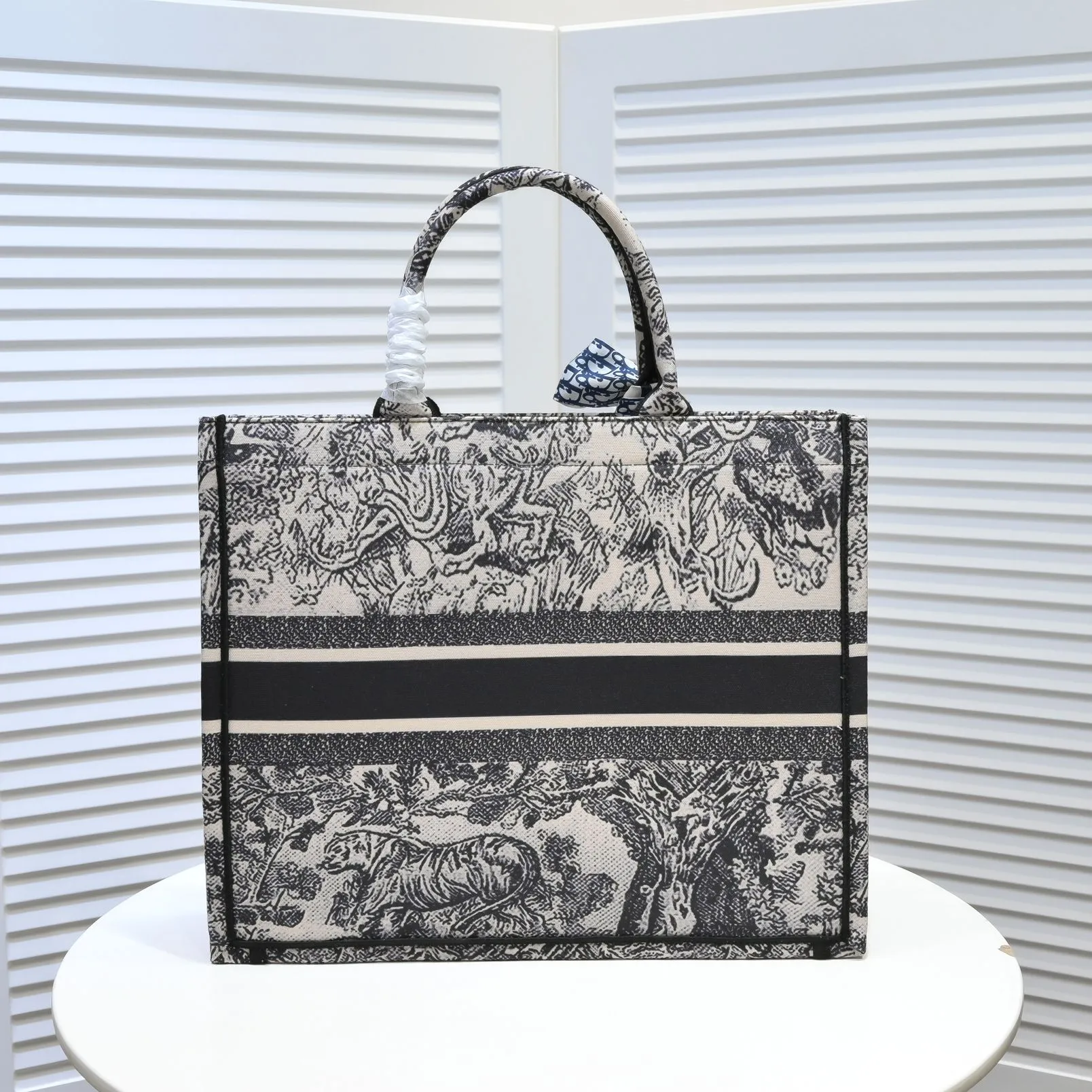 💰360￥With silk scarf, large size🔥 embroidered edge🔜Dior new shopping bag at Dior counter! Counters are updated simultaneously! Limited edition of the same style as the stars! Super stylish! Imported fabric👍high-end quality! You can go in and out of the counters at will without any pressure! The first choice for going out with super large capacity👍 Model: 8033 Size: 41*14*32cm