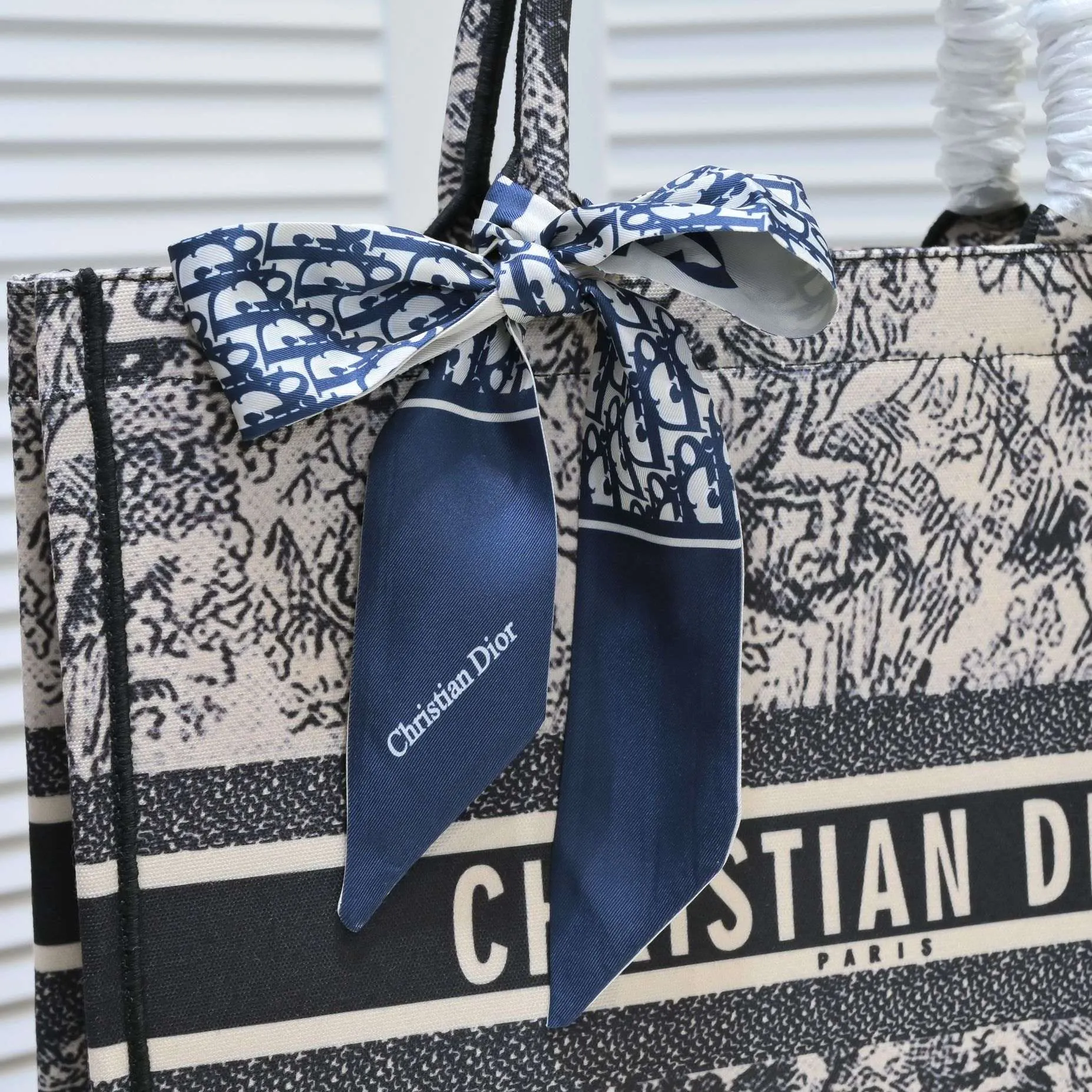 💰360￥With silk scarf, large size🔥 embroidered edge🔜Dior new shopping bag at Dior counter! Counters are updated simultaneously! Limited edition of the same style as the stars! Super stylish! Imported fabric👍high-end quality! You can go in and out of the counters at will without any pressure! The first choice for going out with super large capacity👍 Model: 8033 Size: 41*14*32cm