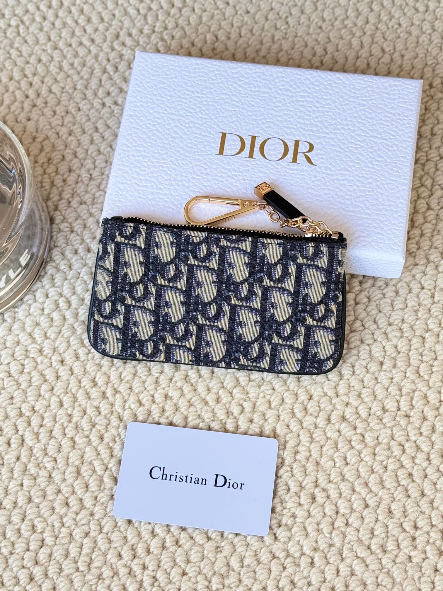 💰140 2024 Spring/Summer Coin Purse Key Bag Size: 14.5*7.6cm Model: S2177UWHC_M30G This Dior Caro card holder is elegant and practical. Made of soft CD fabric ➕cow leather, carefully crafted, elegant and refined. 30 Montaigne Glycine Coin Purse Key Case 🔑 Compact and practical, unique, it can store various daily necessities, suitable for various occasions, and can be matched with its 30Montaigne items. CD logo on front