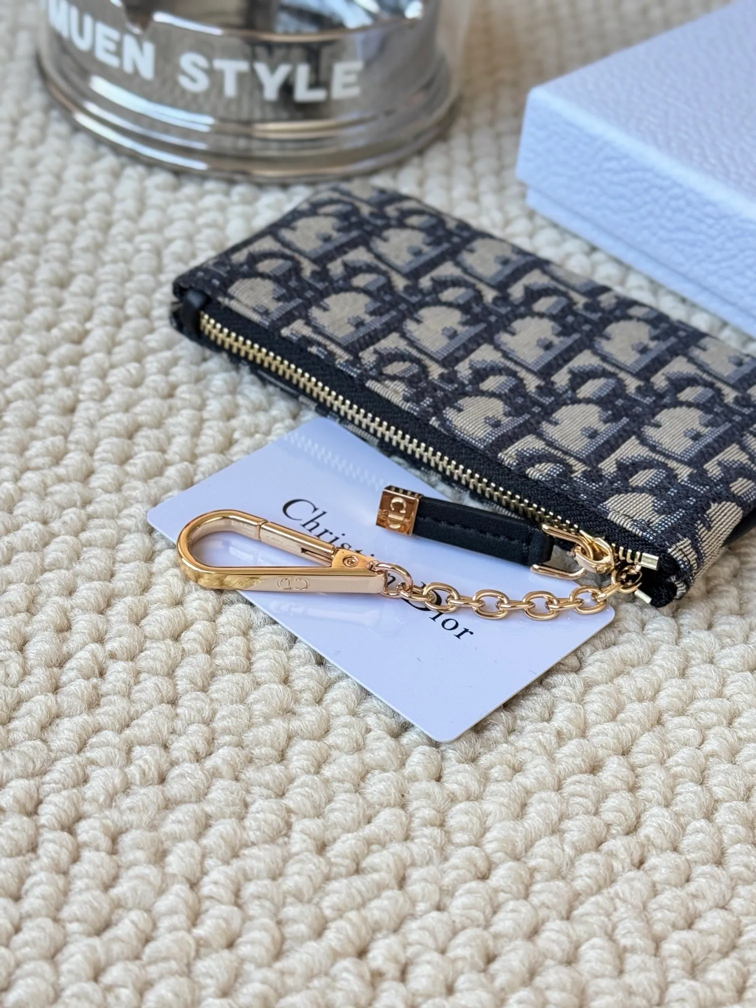💰140 2024 Spring/Summer Coin Purse Key Bag Size: 14.5*7.6cm Model: S2177UWHC_M30G This Dior Caro card holder is elegant and practical. Made of soft CD fabric ➕cow leather, carefully crafted, elegant and refined. 30 Montaigne Glycine Coin Purse Key Case 🔑 Compact and practical, unique, it can store various daily necessities, suitable for various occasions, and can be matched with its 30Montaigne items. CD logo on front
