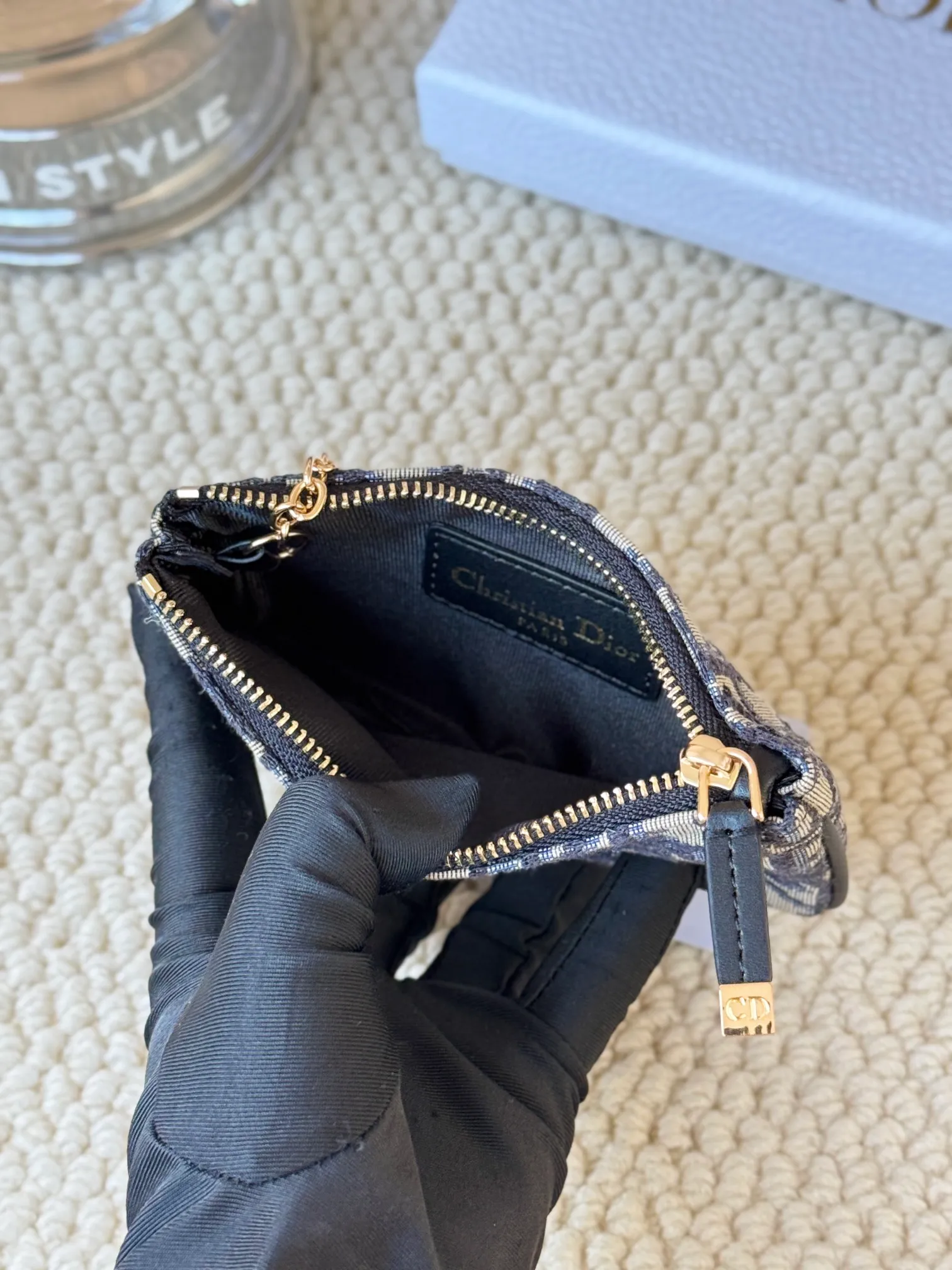 💰140 2024 Spring/Summer Coin Purse Key Bag Size: 14.5*7.6cm Model: S2177UWHC_M30G This Dior Caro card holder is elegant and practical. Made of soft CD fabric ➕cow leather, carefully crafted, elegant and refined. 30 Montaigne Glycine Coin Purse Key Case 🔑 Compact and practical, unique, it can store various daily necessities, suitable for various occasions, and can be matched with its 30Montaigne items. CD logo on front