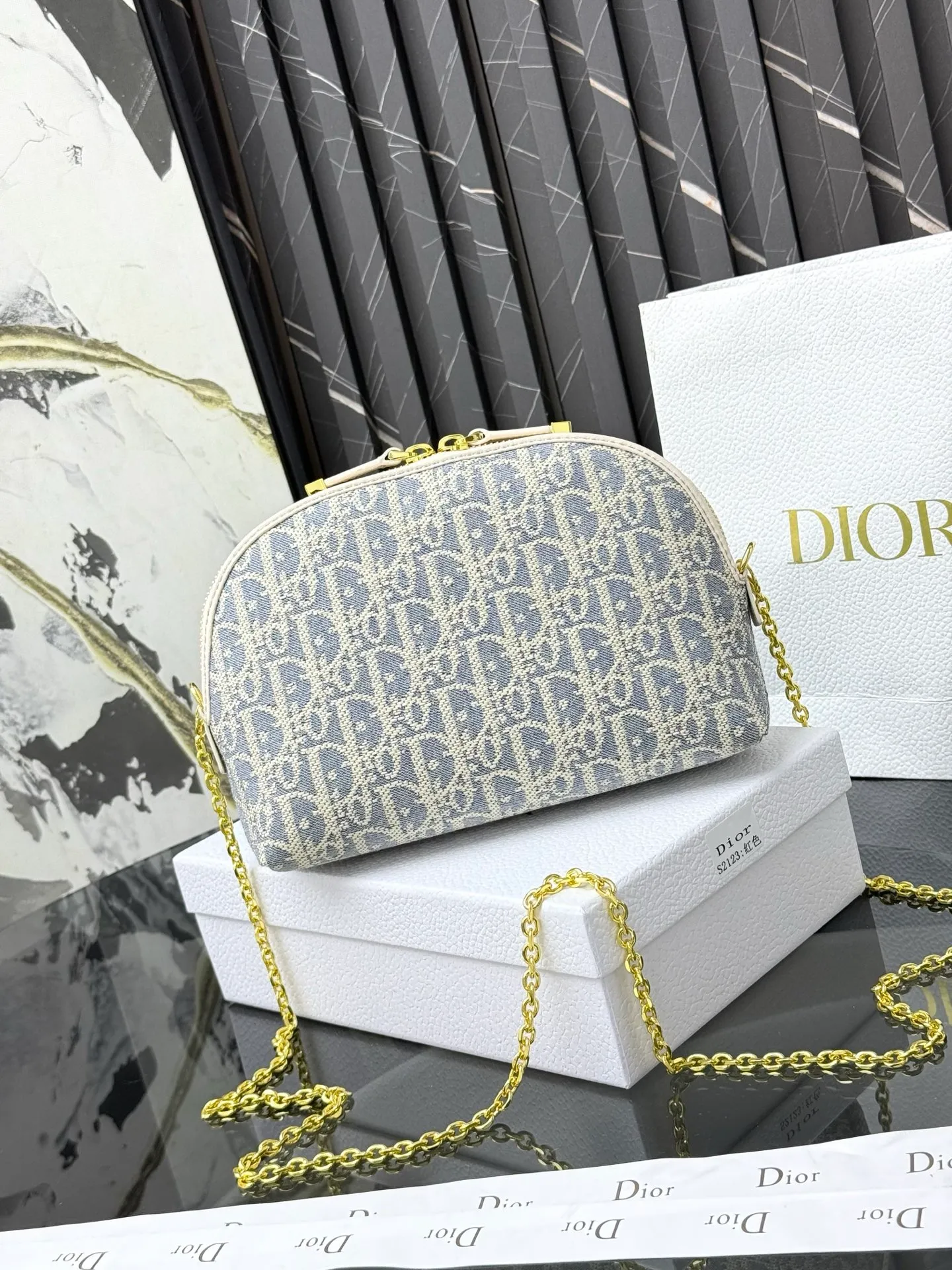 💰230💰The bag is decorated with dior’s signature blue oblique print. It features two chic zippered compartments and a patch pocket to organize a variety of supplies. Available in a large size, it can be worn with other oblique printed pieces. Front CD logo Blue oblique print 1 patch pocket Technical fabric lining Dimensions: 15.5 cm x 24 cm x 7 cm Reference number: S2123
