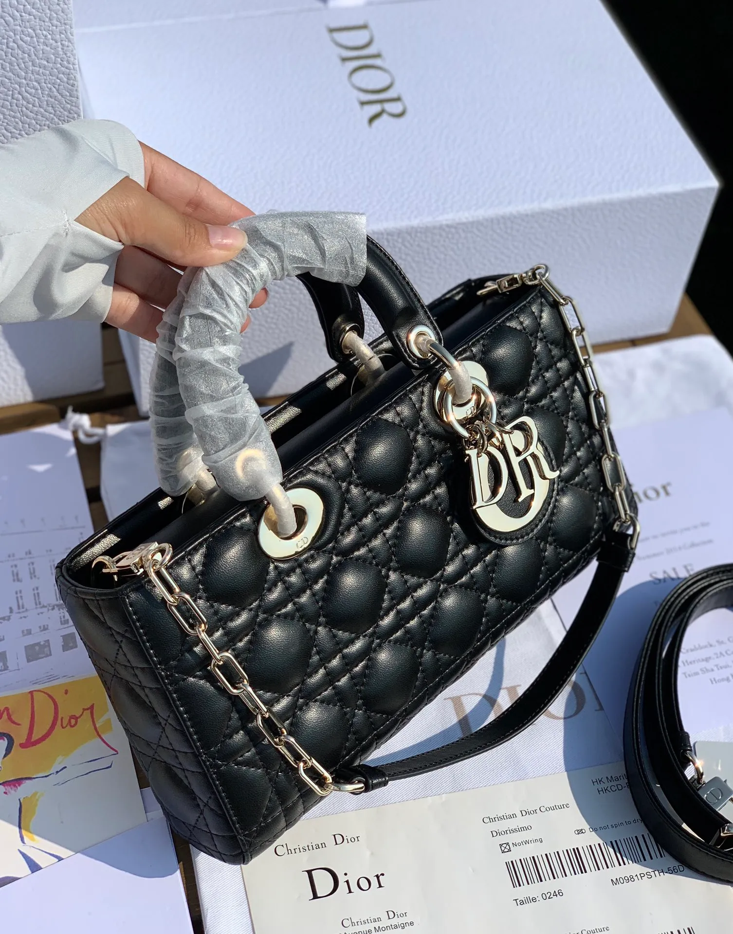 ❗️❗️❗️Free shipping with SF Express for year-end events❗️❗️❗️💰1900 Size 26-13.5-5cm 2022 early spring style, 𝗗𝗶𝗼𝗿 𝗗-𝗝𝗼𝘆 𝗯𝗮𝗴 Dior Rectangular Princess Diana Princess Diana can be said to be one of Dior's most popular bags, and it can also be regarded as one of the classics in the fashion circle. It is carefully made of the original classic French cannage pattern and topstitched lambskin, and is paired with a light gold-finished metal "D.I.O.R." pendant.