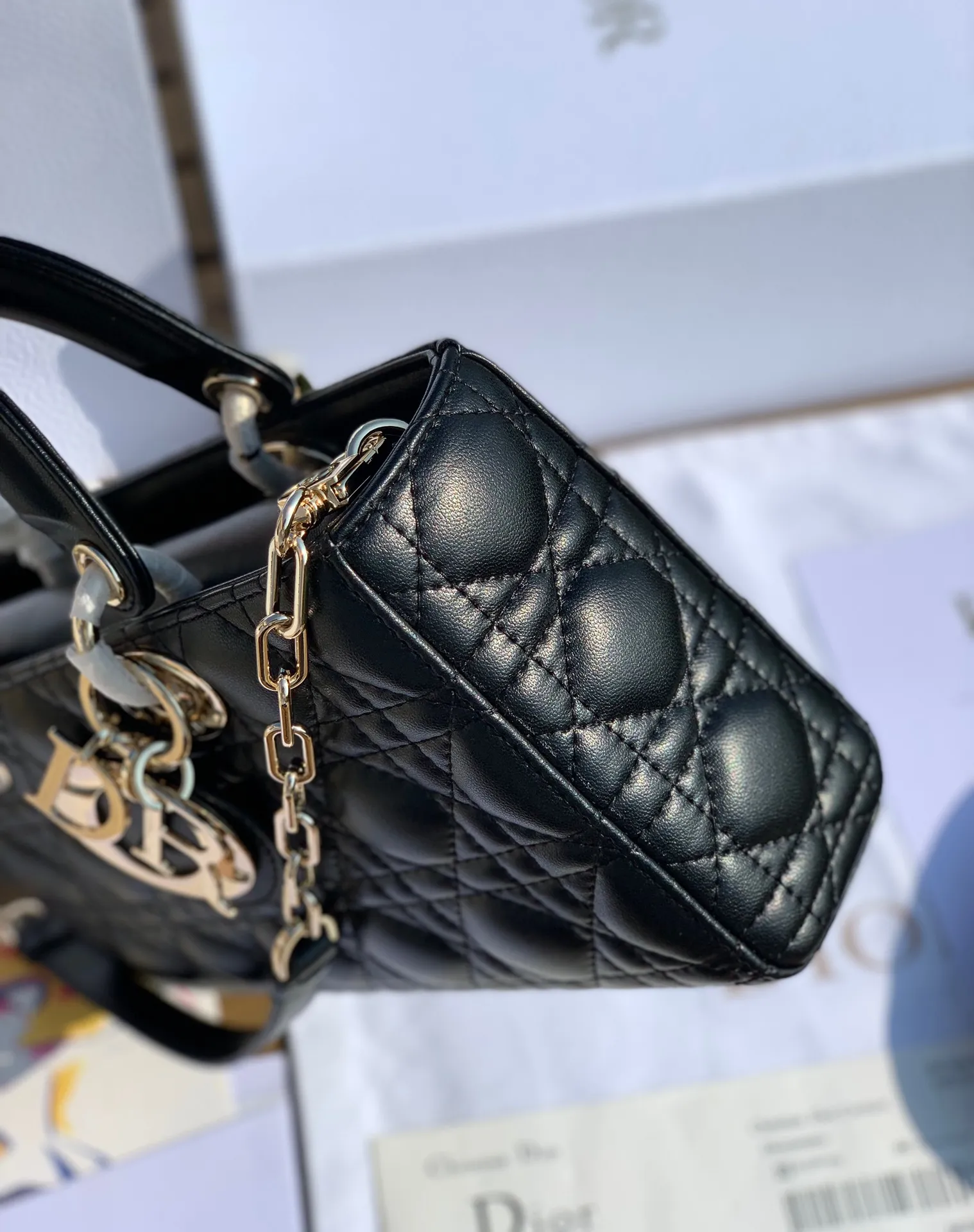 ❗️❗️❗️Free shipping with SF Express for year-end events❗️❗️❗️💰1900 Size 26-13.5-5cm 2022 early spring style, 𝗗𝗶𝗼𝗿 𝗗-𝗝𝗼𝘆 𝗯𝗮𝗴 Dior Rectangular Princess Diana Princess Diana can be said to be one of Dior's most popular bags, and it can also be regarded as one of the classics in the fashion circle. It is carefully made of the original classic French cannage pattern and topstitched lambskin, and is paired with a light gold-finished metal "D.I.O.R." pendant.