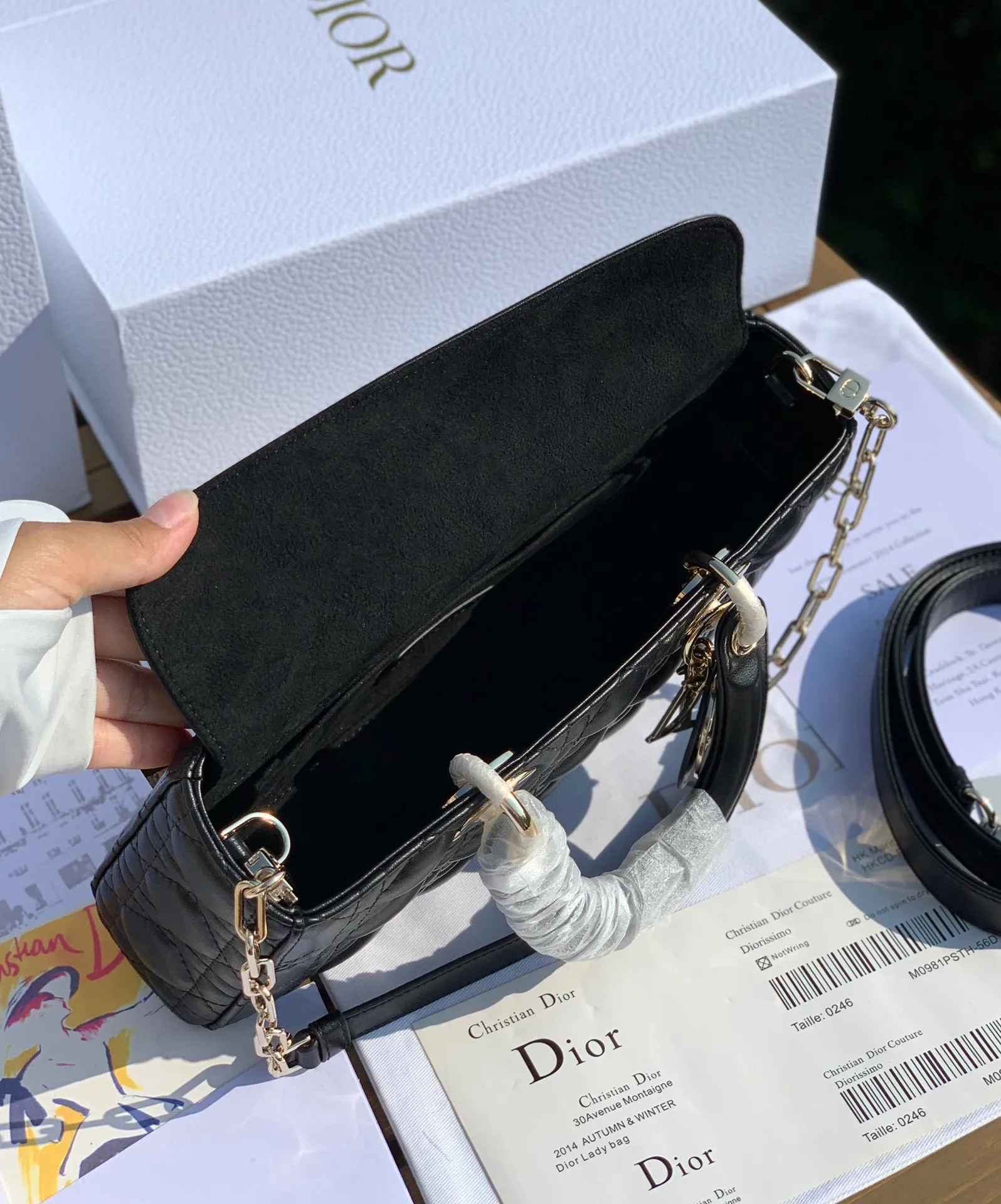❗️❗️❗️Free shipping with SF Express for year-end events❗️❗️❗️💰1900 Size 26-13.5-5cm 2022 early spring style, 𝗗𝗶𝗼𝗿 𝗗-𝗝𝗼𝘆 𝗯𝗮𝗴 Dior Rectangular Princess Diana Princess Diana can be said to be one of Dior's most popular bags, and it can also be regarded as one of the classics in the fashion circle. It is carefully made of the original classic French cannage pattern and topstitched lambskin, and is paired with a light gold-finished metal "D.I.O.R." pendant.