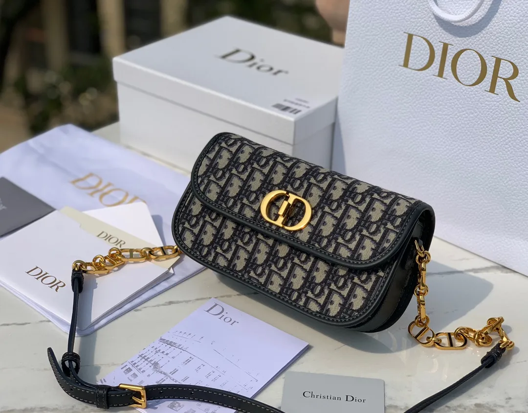 ❗️❗️❗️Free shipping with SF for year-end events❗️❗️❗️💰1500 Size 22.5✖️12.5✖️6.5 Dior 30Montaigne Avenue Armpit chain bag, the latest model in 2023, this bag can not only be used as an armpit bag, but also can be carried on the shoulder or cross-body. The retro chain interprets a multi-faceted style. The overall bag has a chilled silhouette and smart curves to outline contemporary fashion. The CD connector of the chain part uses an enamel buckle, which can be said to be exquisite. This bag not only has sufficient capacity, but also has good looks. It can be paired with a silk scarf to slightly enhance your temperament and taste!